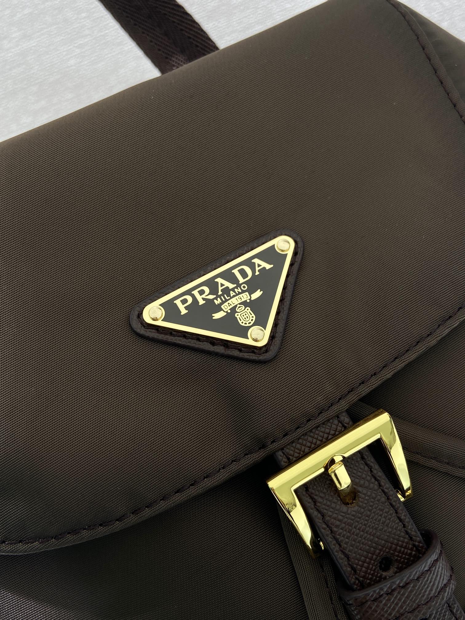 普拉达 PRADA Re-Nylon 双肩包 黑色 尼龙 暖棕色 H0-1BZ081_RV44_F0DFH