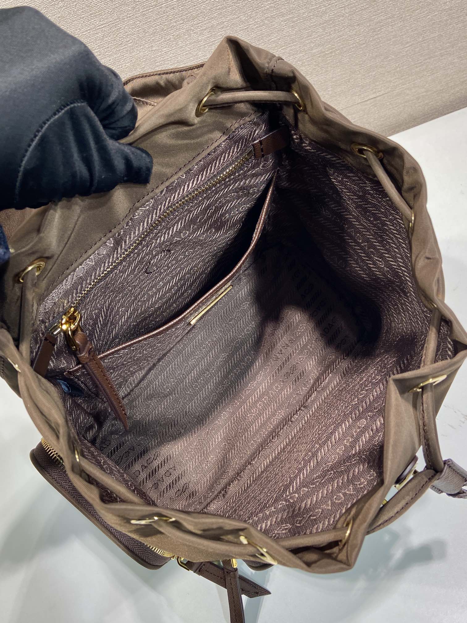 普拉达 PRADA Re-Nylon 双肩包 黑色 尼龙 暖棕色 H0-1BZ081_RV44_F0DFH