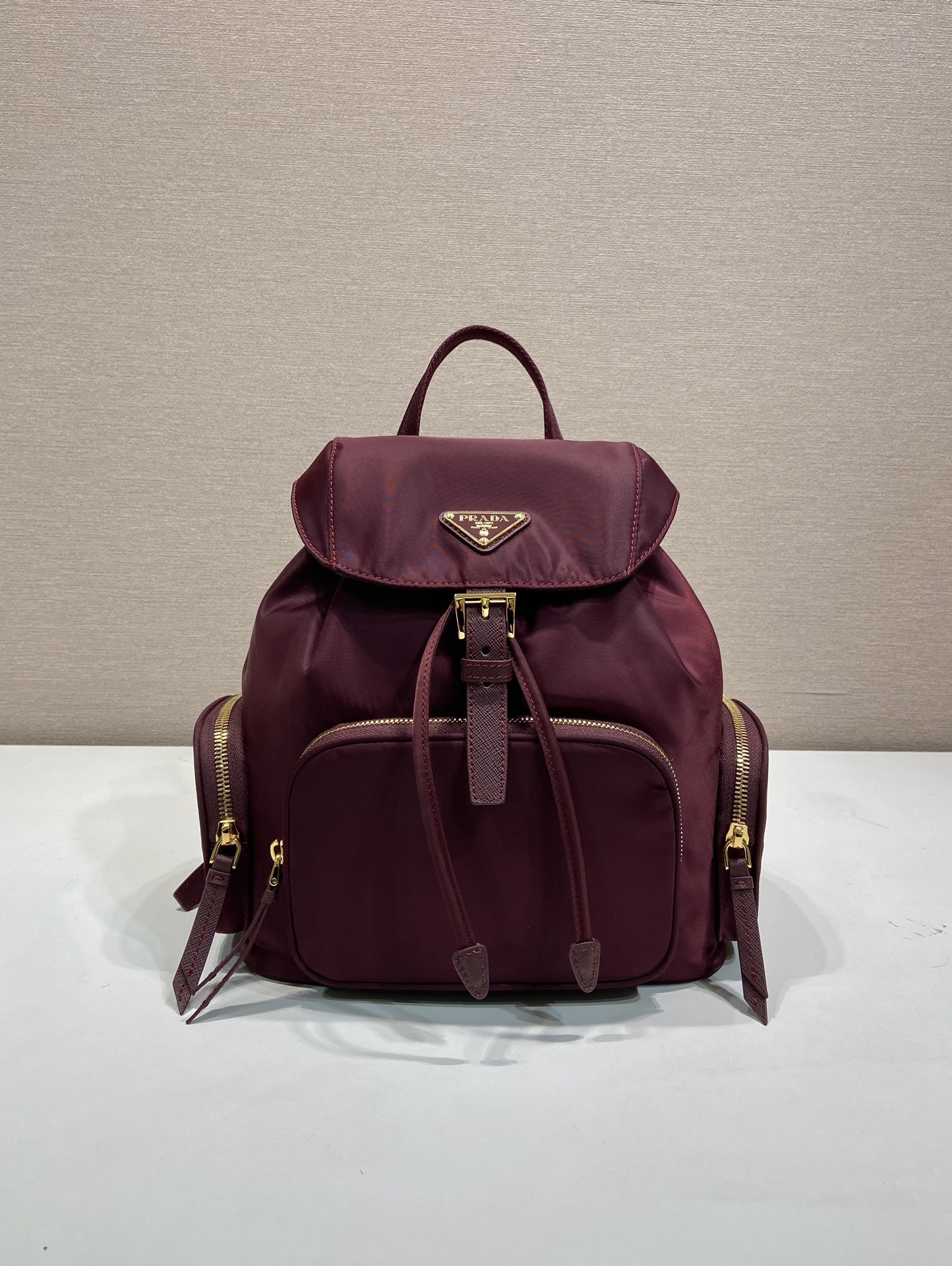 普拉达 PRADA Re-Nylon 双肩包 尼龙 波尔多红 H0-1BZ081-RV44-F0GCM-V-OOO