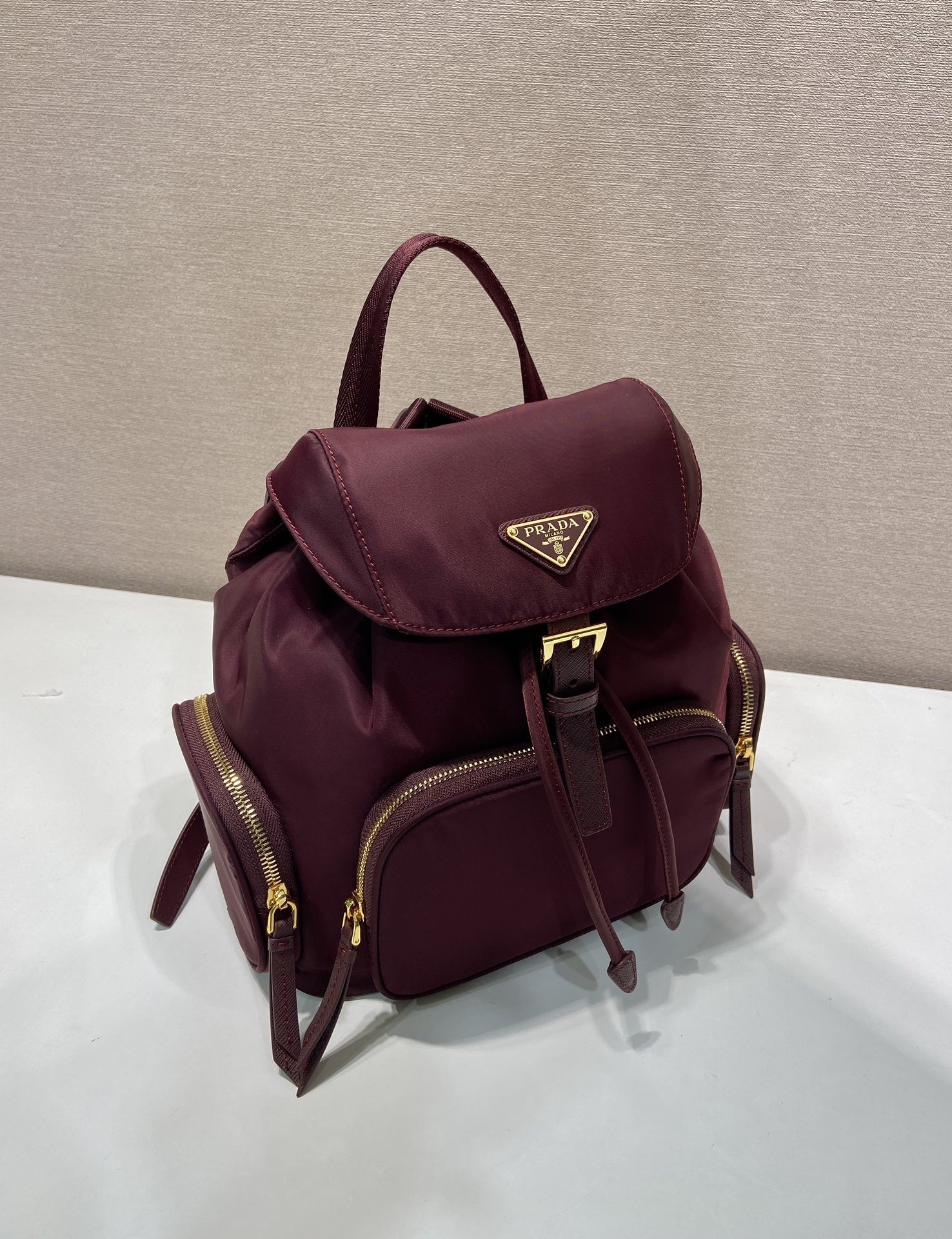 普拉达 PRADA Re-Nylon 双肩包 尼龙 波尔多红 H0-1BZ081-RV44-F0GCM-V-OOO