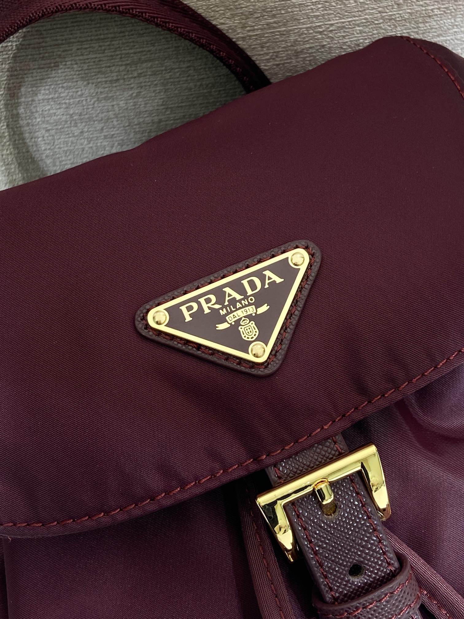 普拉达 PRADA Re-Nylon 双肩包 尼龙 波尔多红 H0-1BZ081-RV44-F0GCM-V-OOO