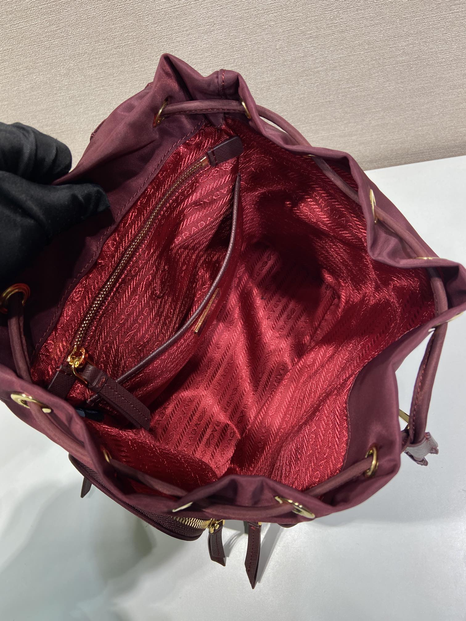 普拉达 PRADA Re-Nylon 双肩包 尼龙 波尔多红 H0-1BZ081-RV44-F0GCM-V-OOO