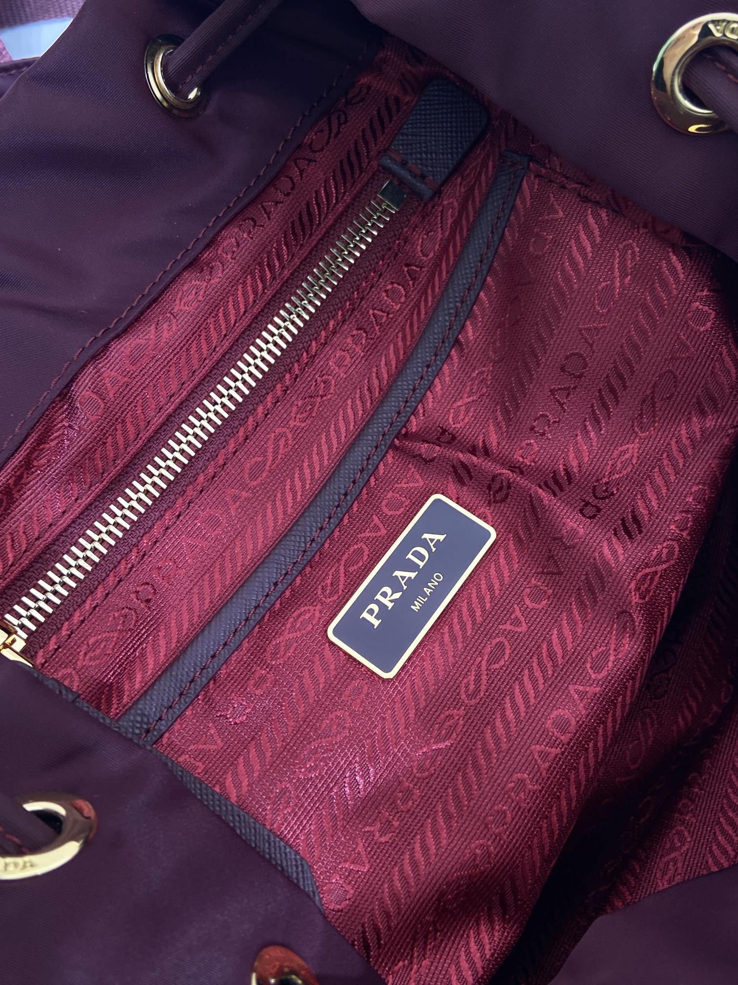 普拉达 PRADA Re-Nylon 双肩包 尼龙 波尔多红 H0-1BZ081-RV44-F0GCM-V-OOO