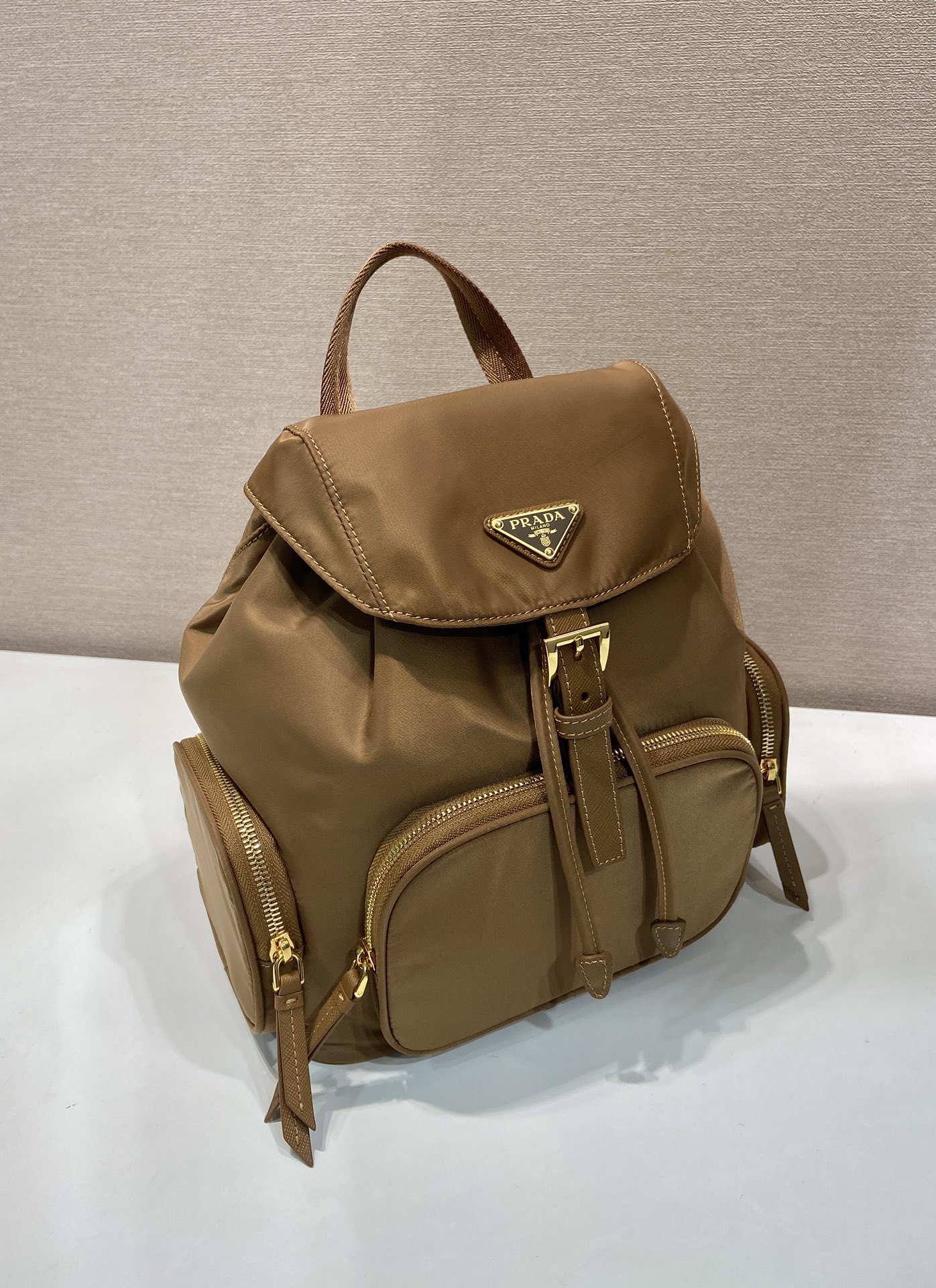 普拉达 PRADA Re-Nylon 双肩包 尼龙 白兰地色 H0-1BZ081_RV44_F0BR5_V_OOO
