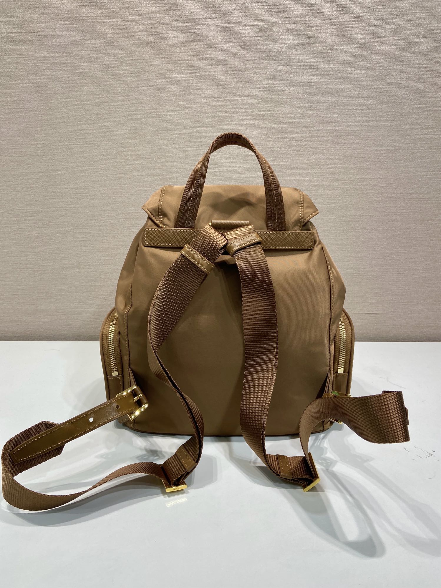 普拉达 PRADA Re-Nylon 双肩包 尼龙 白兰地色 H0-1BZ081_RV44_F0BR5_V_OOO