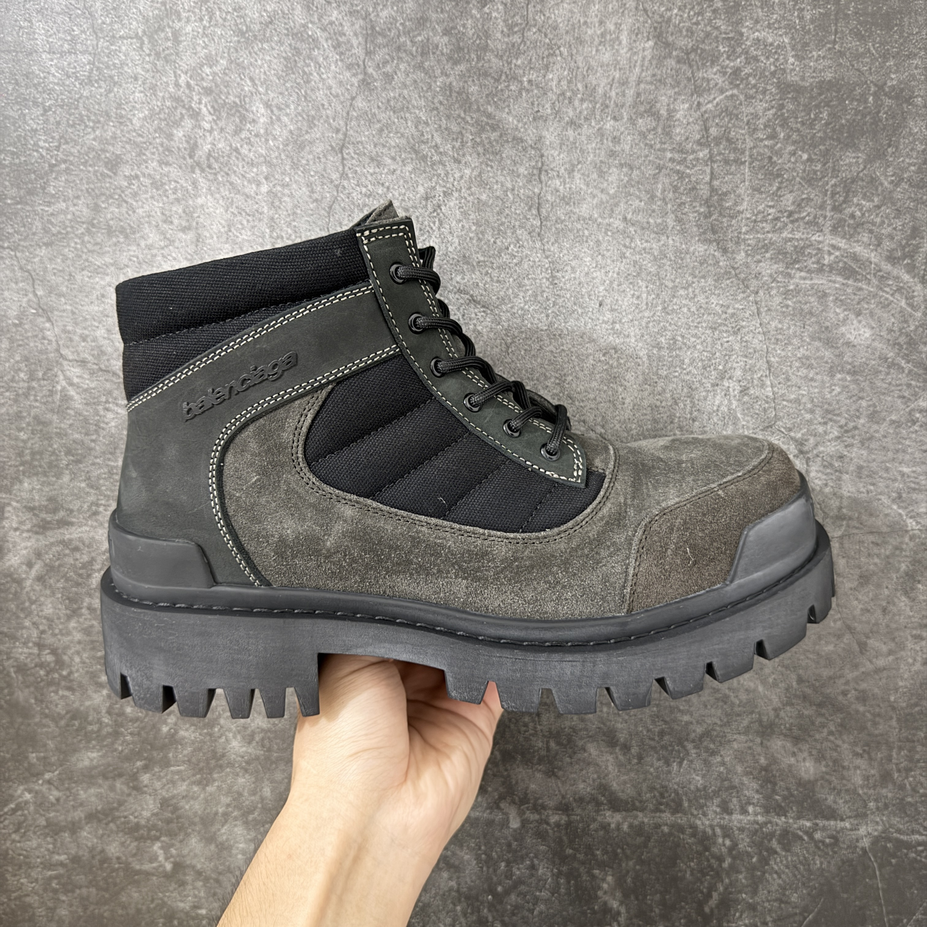 Balenciaga  巴黎世家  Combat Strike 麂皮小牛皮圆头系带短筒马丁靴 2cm C0-黑色 867708WCB452010