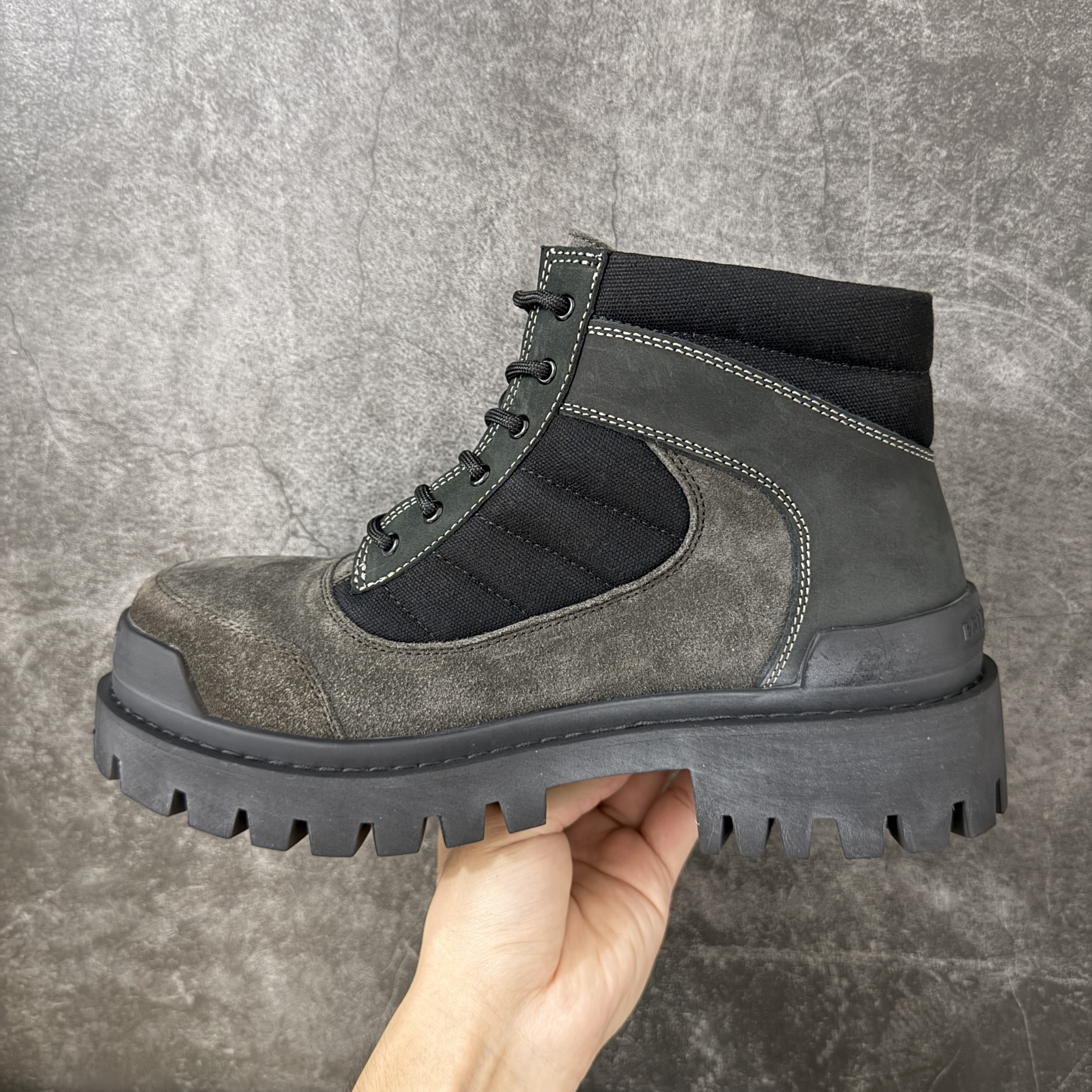Balenciaga  巴黎世家  Combat Strike 麂皮小牛皮圆头系带短筒马丁靴 2cm C0-黑色 867708WCB452010