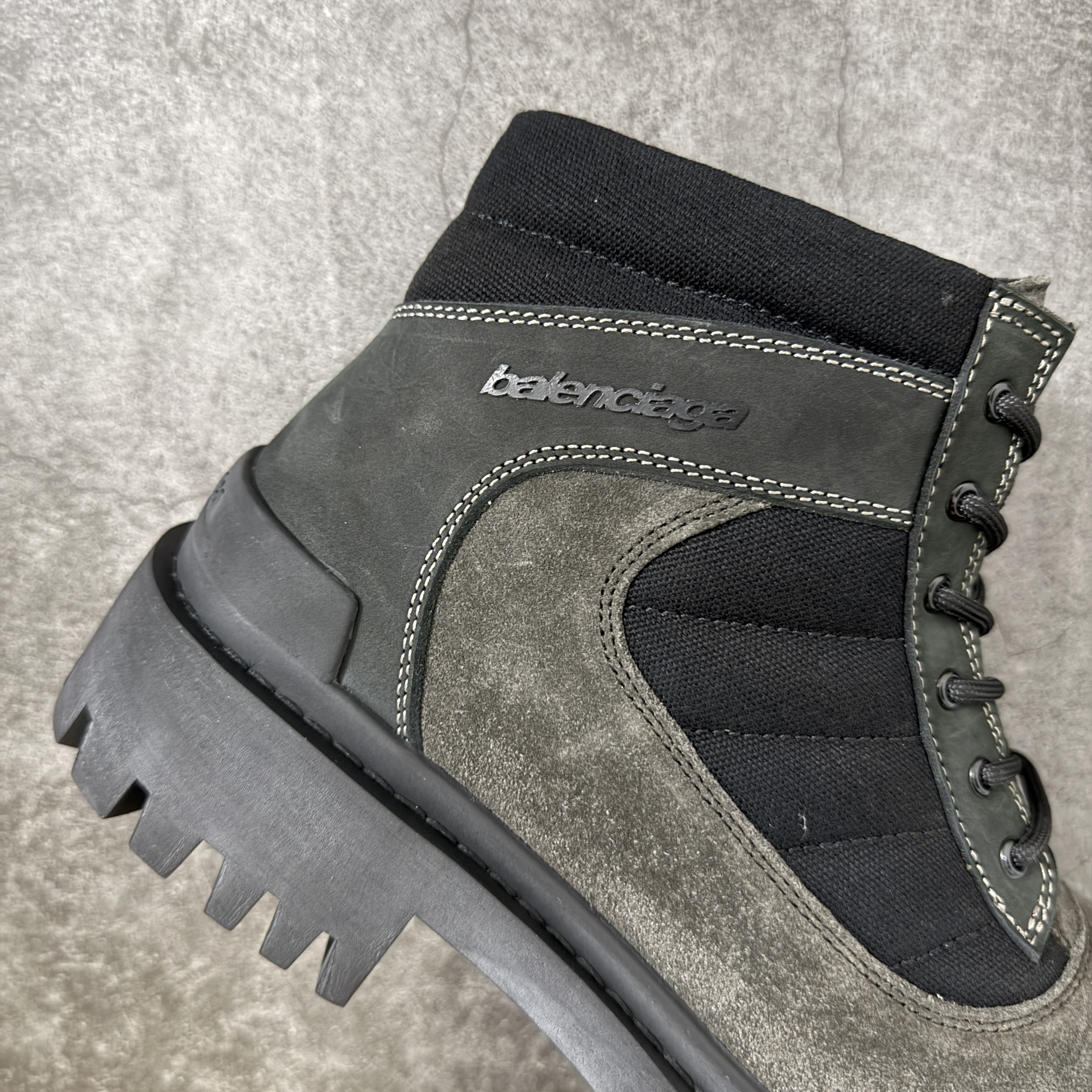 Balenciaga  巴黎世家  Combat Strike 麂皮小牛皮圆头系带短筒马丁靴 2cm C0-黑色 867708WCB452010