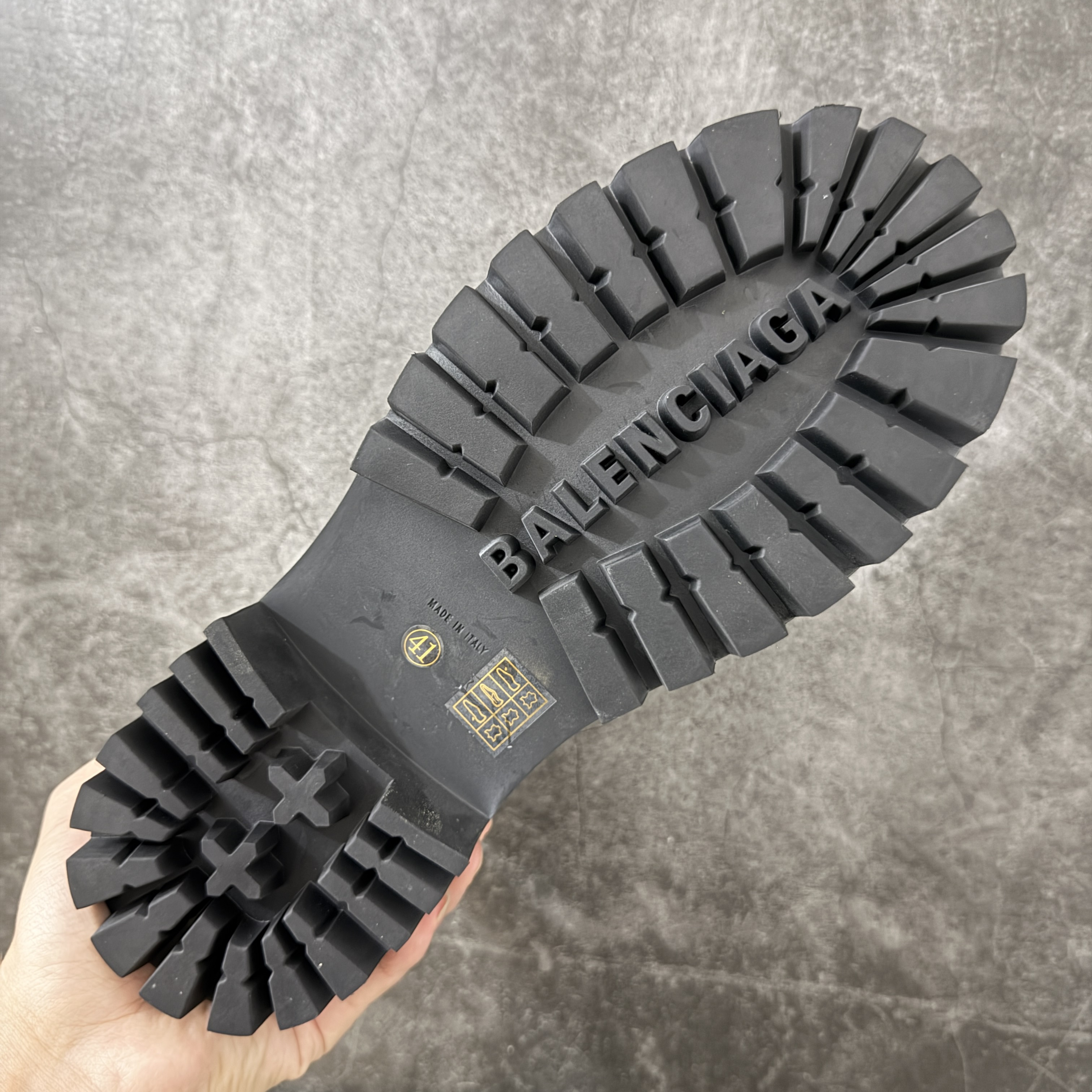 Balenciaga  巴黎世家  Combat Strike 麂皮小牛皮圆头系带短筒马丁靴 2cm C0-黑色 867708WCB452010
