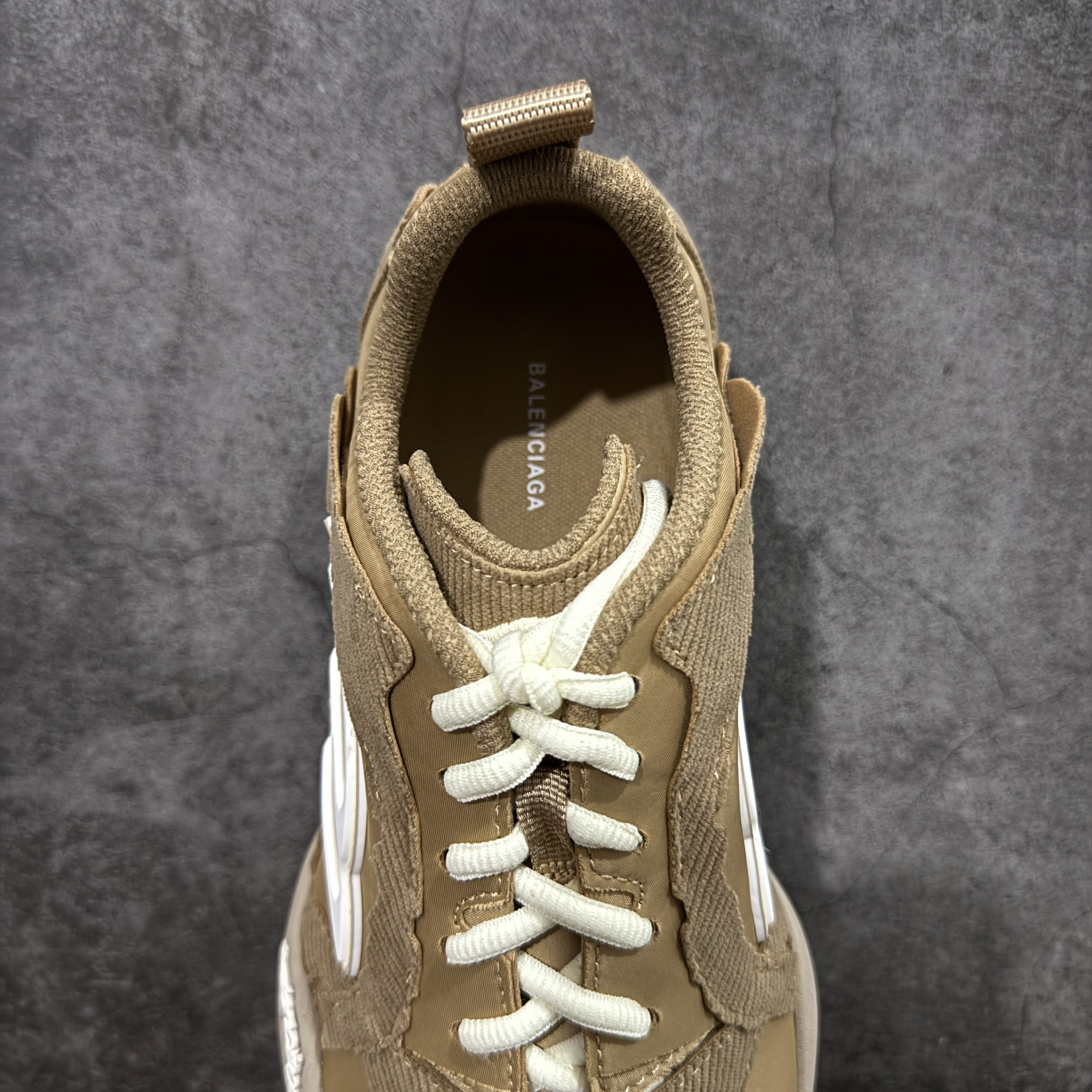 Balenciaga 巴黎世家 21代 Monday Ultra灯芯绒 圆头系带   生活休闲鞋男款 C0米色 853505WMNDI4910