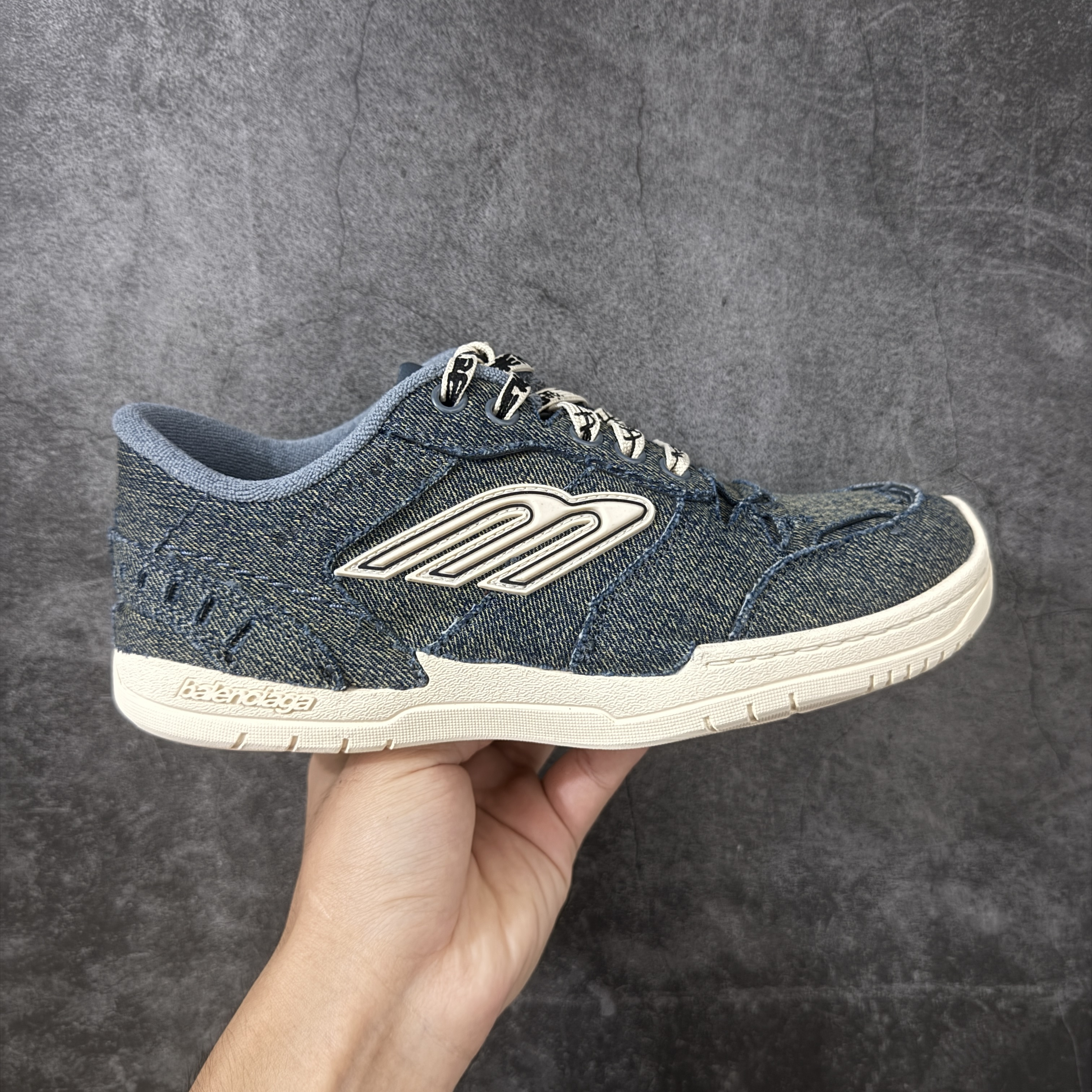 Balenciaga 巴黎世家 18代 Hamptons Worn-0ut 涤纶(聚酯纤维)牛皮革 圆头系带  休闲鞋 男女同款 牛仔布 841765WHPDN4090