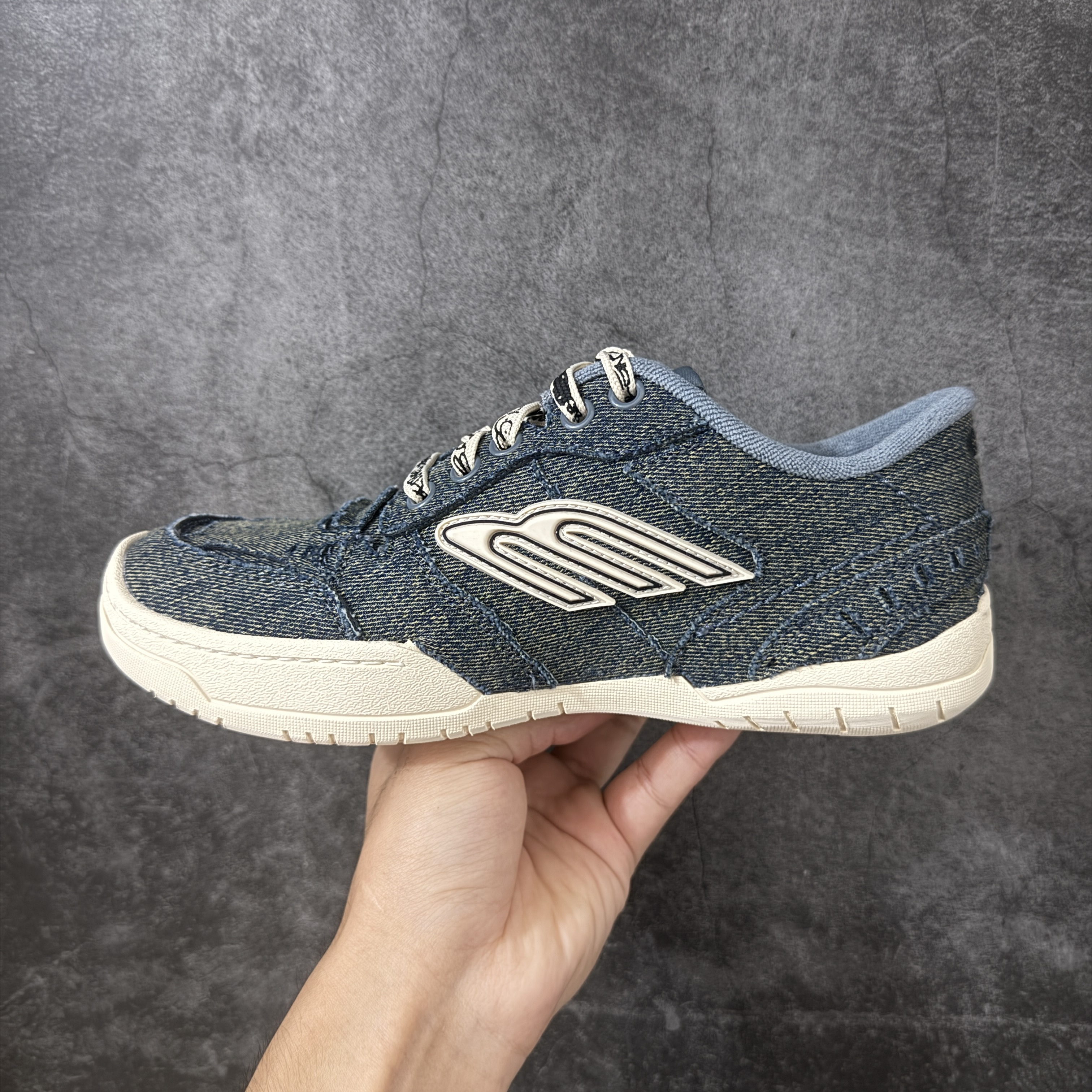 Balenciaga 巴黎世家 18代 Hamptons Worn-0ut 涤纶(聚酯纤维)牛皮革 圆头系带  休闲鞋 男女同款 牛仔布 841765WHPDN4090