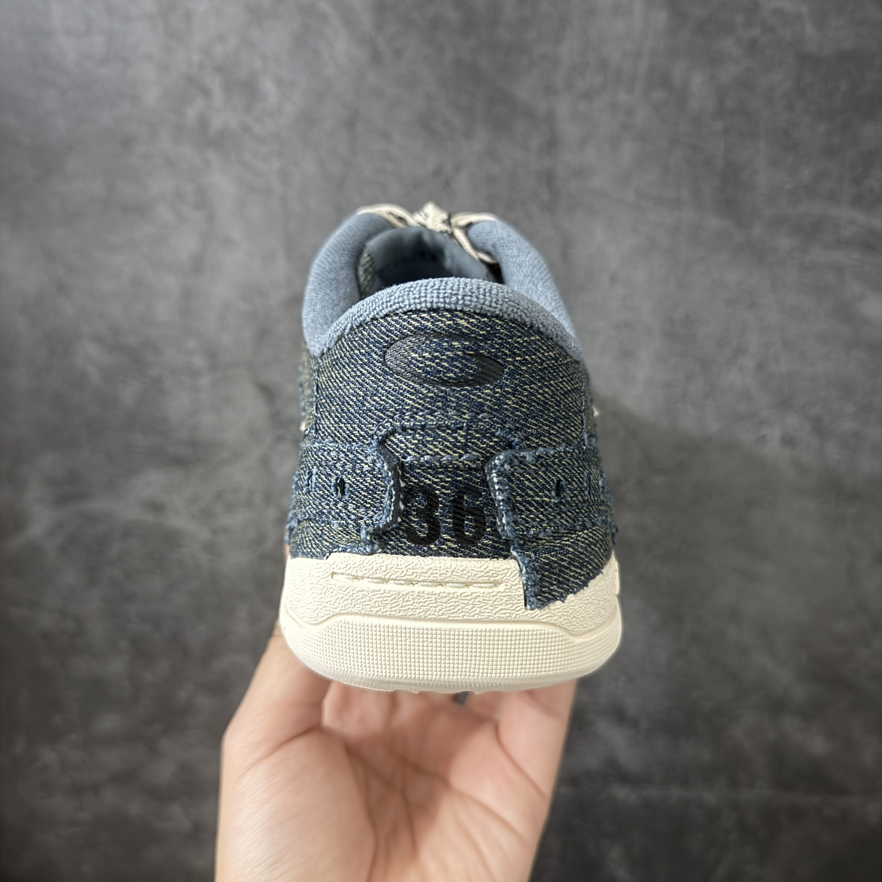 Balenciaga 巴黎世家 18代 Hamptons Worn-0ut 涤纶(聚酯纤维)牛皮革 圆头系带  休闲鞋 男女同款 牛仔布 841765WHPDN4090