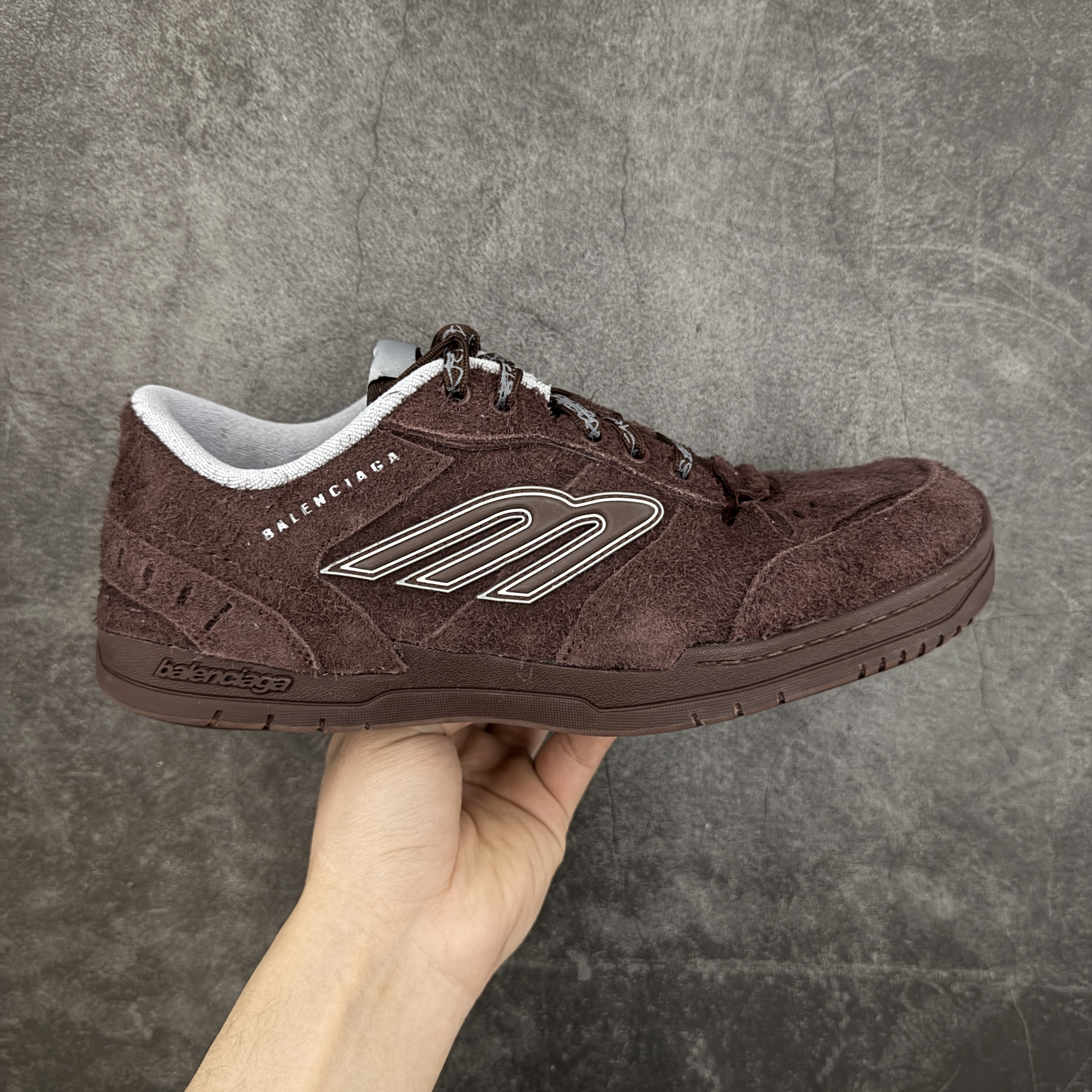 Balenciaga 巴黎世家 18代 Hamptons Worn-0ut 涤纶(聚酯纤维)牛皮革 圆头系带  休闲鞋 男女同款 麂皮 棕色 841765WHPSU2290