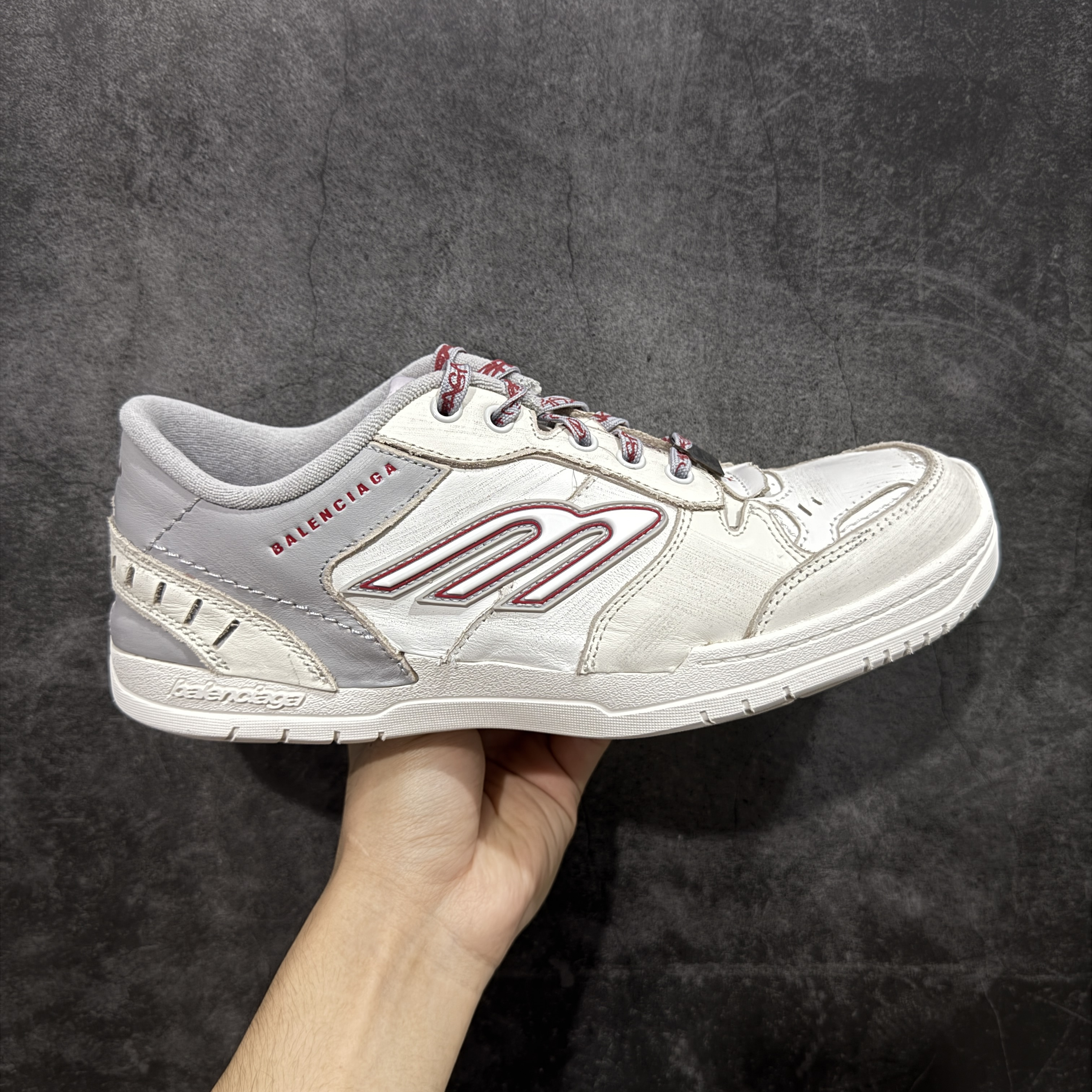 Balenciaga 巴黎世家 18代 Hamptons Worn-0ut 涤纶(聚酯纤维)牛皮革 圆头系带  休闲鞋 男女同款 米白色 841765WHPLY9160