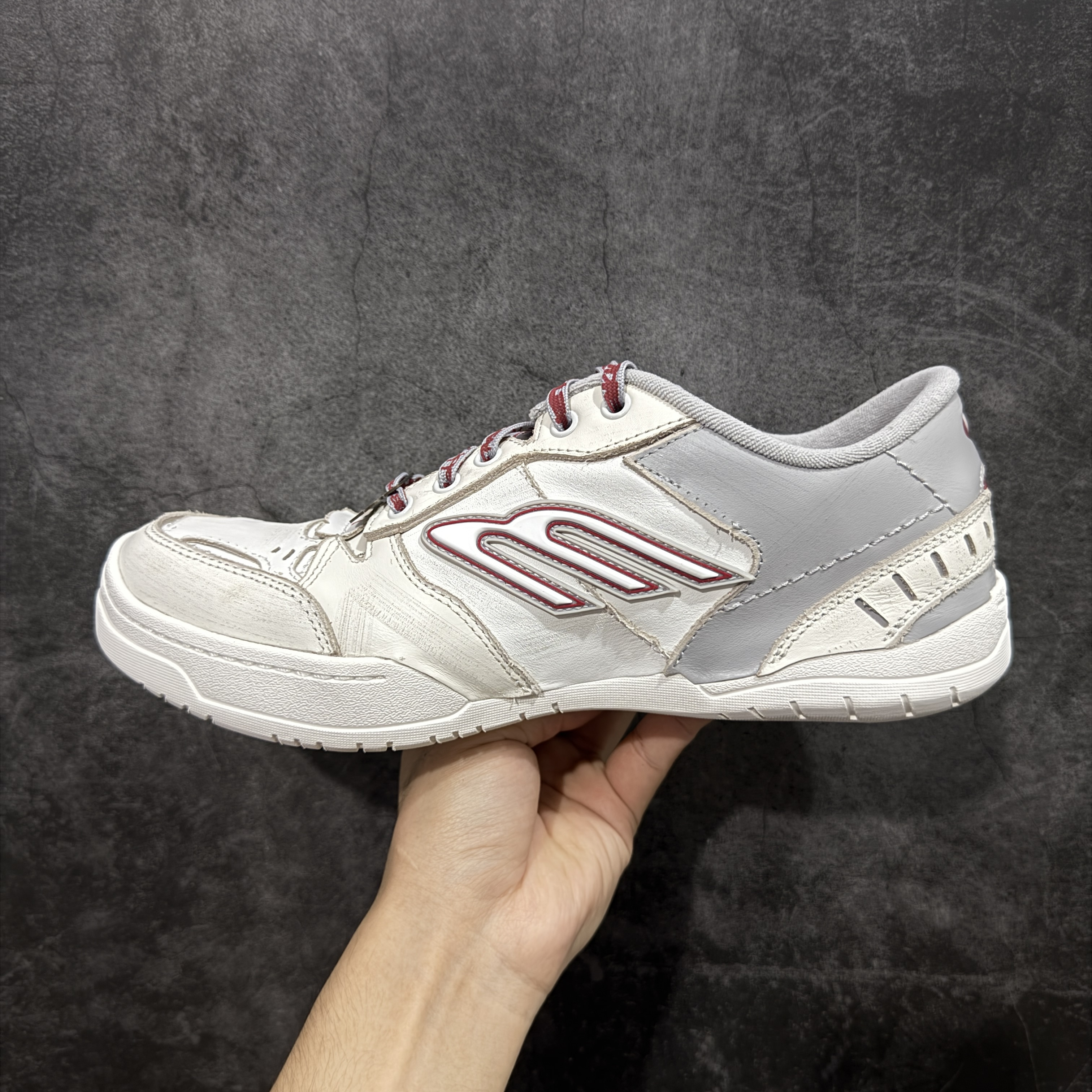 Balenciaga 巴黎世家 18代 Hamptons Worn-0ut 涤纶(聚酯纤维)牛皮革 圆头系带  休闲鞋 男女同款 米白色 841765WHPLY9160