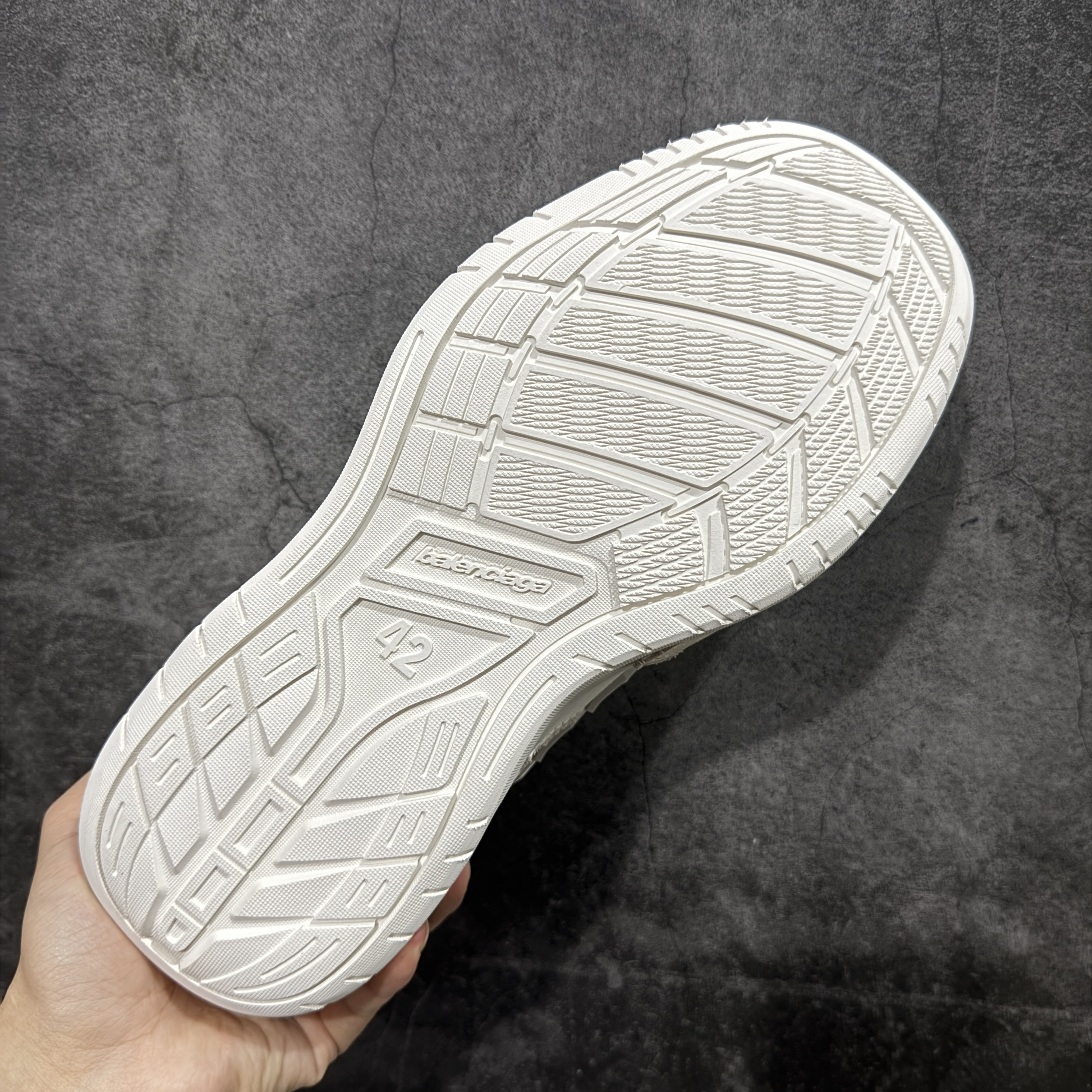 Balenciaga 巴黎世家 18代 Hamptons Worn-0ut 涤纶(聚酯纤维)牛皮革 圆头系带  休闲鞋 男女同款 米白色 841765WHPLY9160