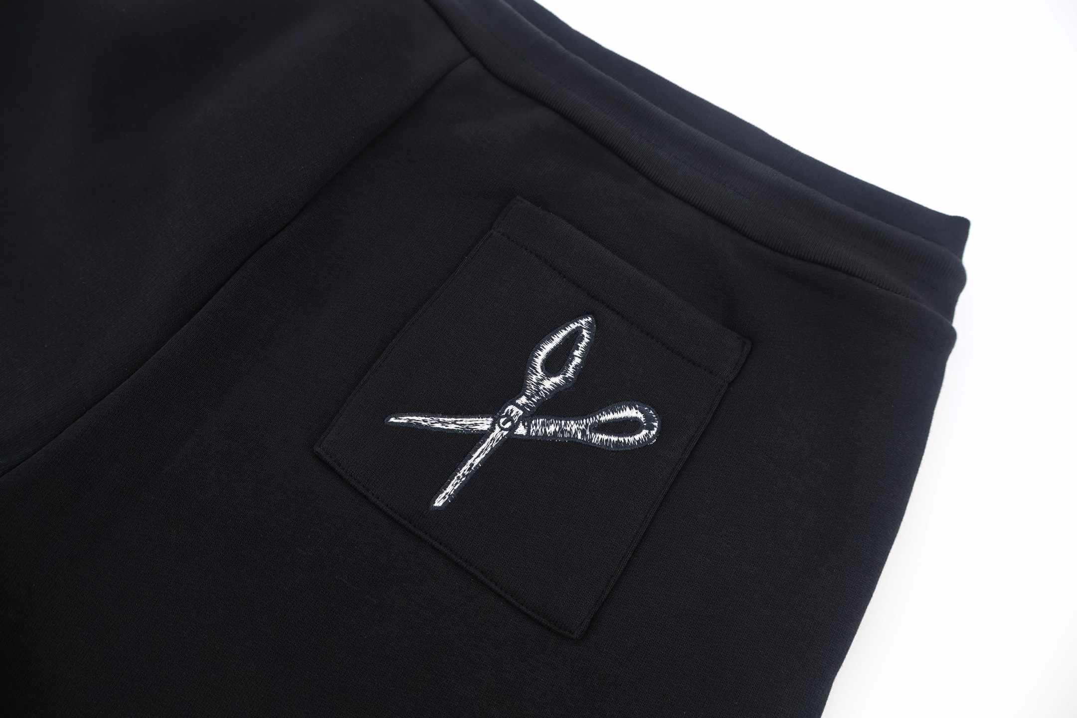 LOUIS VUITTON 路易威登 LV 工具刺绣图案运动短裤 休闲裤 裤子 黑色 A5