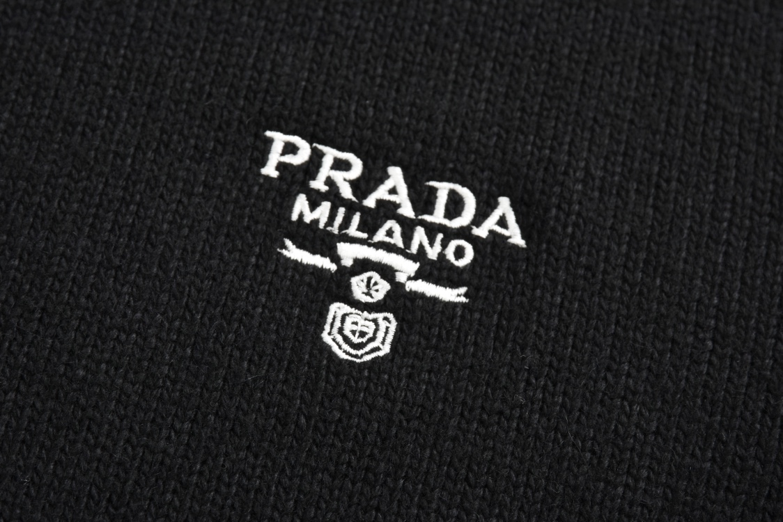 PRADA 普拉达 羊绒胸标拉链立领开衫 针织衫 毛衣 外套 长袖 灰色 黑色 B5