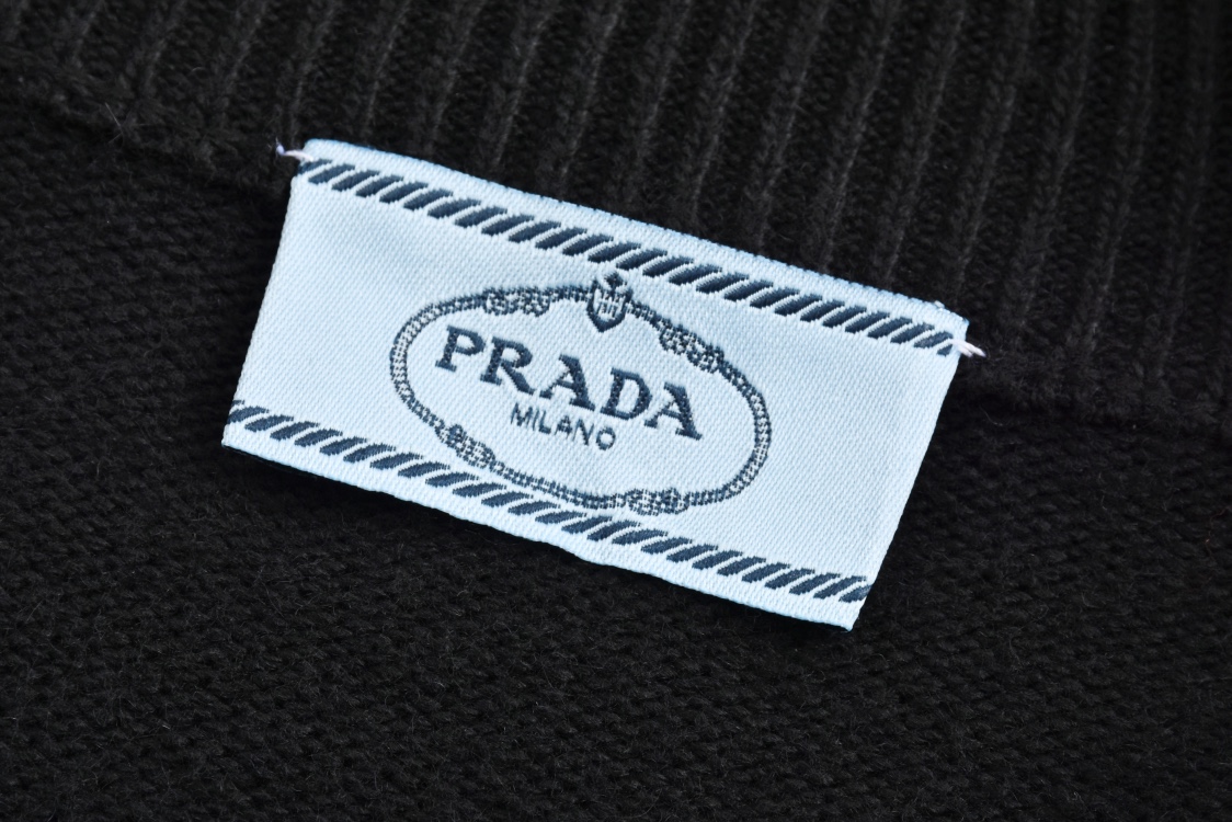 PRADA 普拉达 羊绒胸标拉链立领开衫 针织衫 毛衣 外套 长袖 灰色 黑色 B5