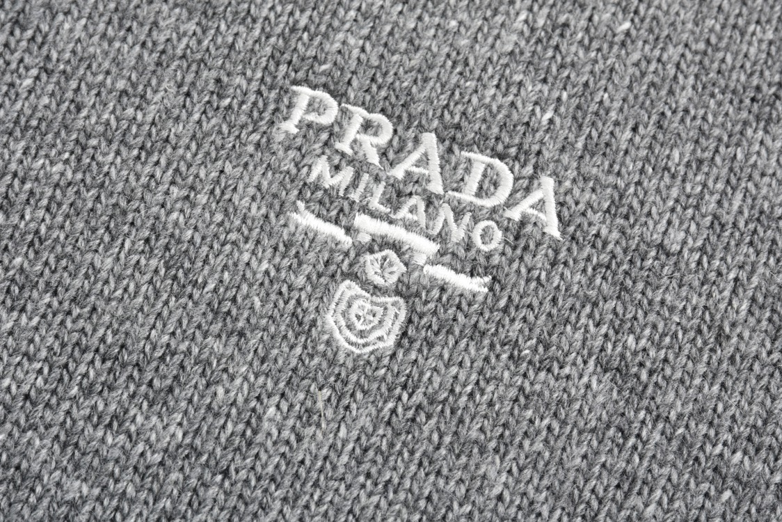 PRADA 普拉达 羊绒胸标拉链立领开衫 针织衫 毛衣 外套 长袖 灰色 黑色 B5