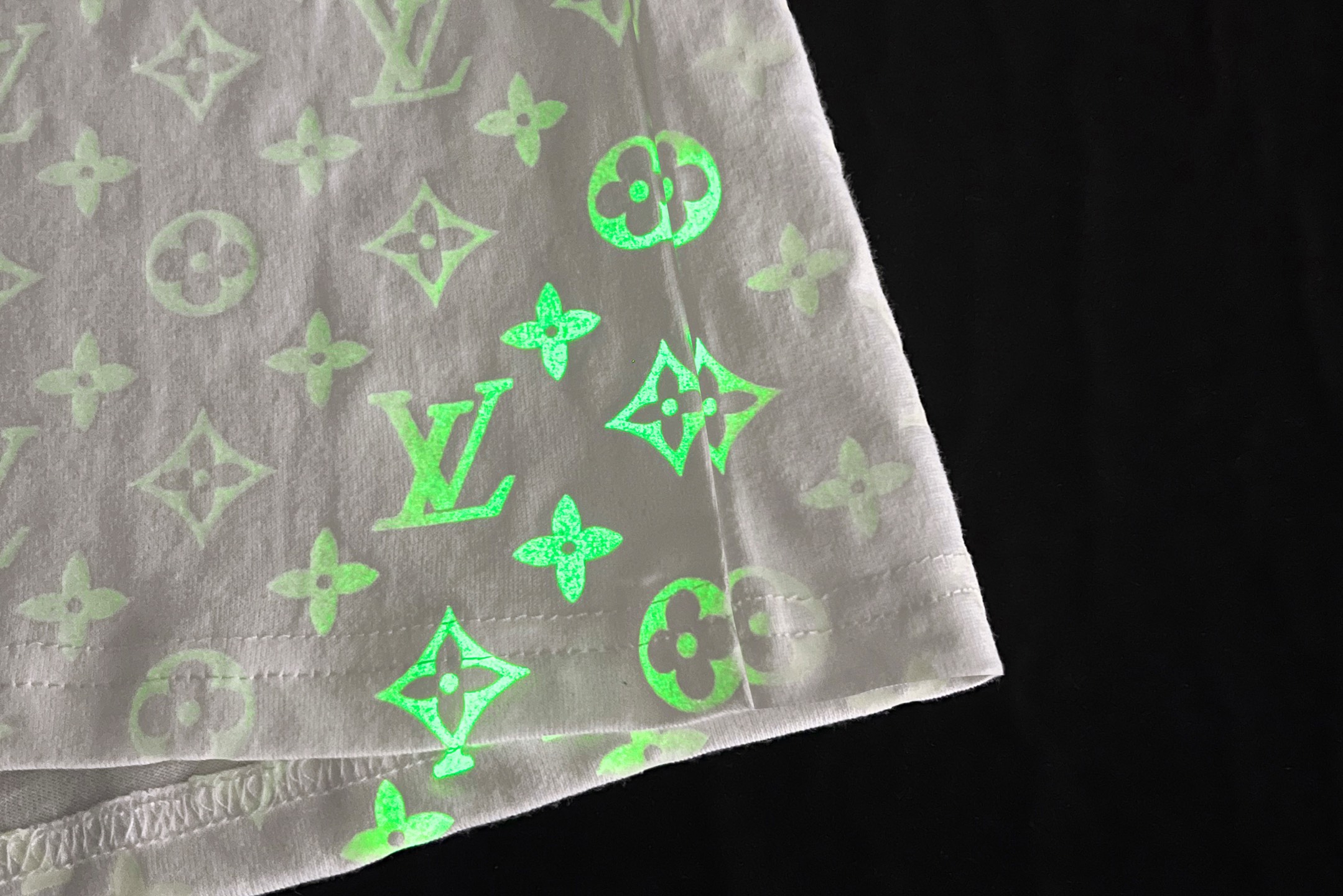 LOUIS VUITTON 路易威登 LV 镭射夜光满印圆领短袖 T恤 夏款 白色 A0 
