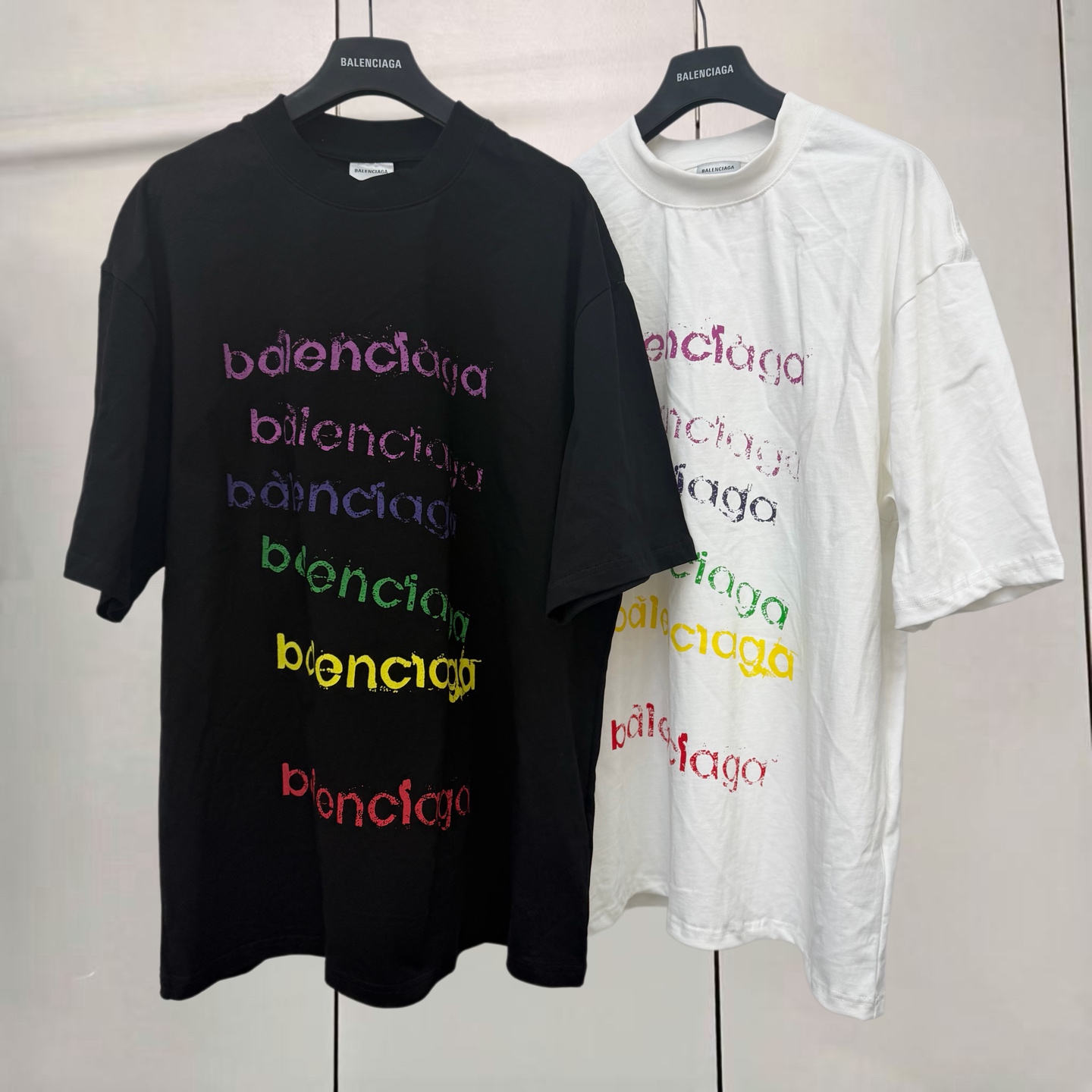 Balenciaga 巴黎世家 彩虹模糊彩色倒置水洗字母圆领短袖 T恤 圆领 夏季 黑色 白色 A0 
