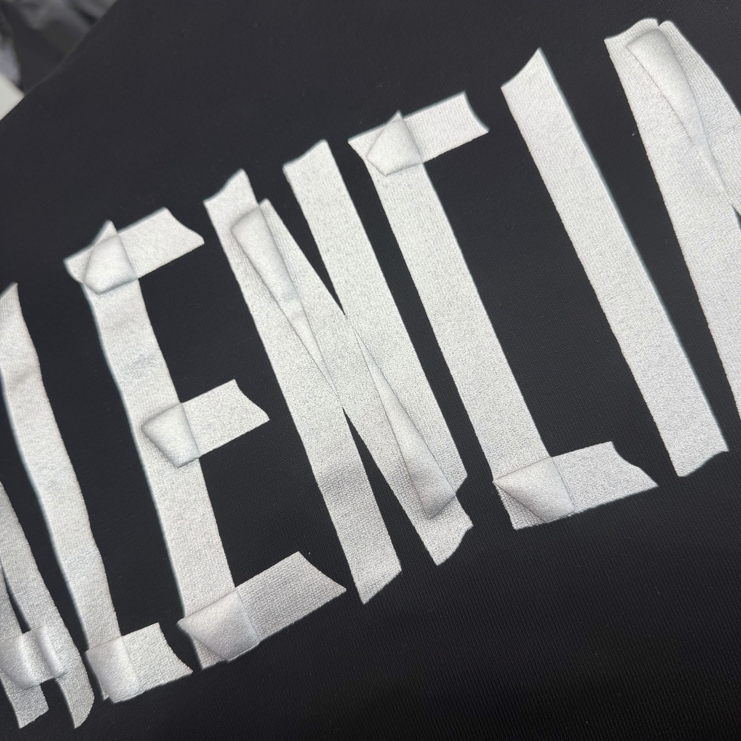 Balenciaga 巴黎世家 字母胶带发泡烫银印花圆领短袖 T恤 圆领 夏季 黑色 A0 