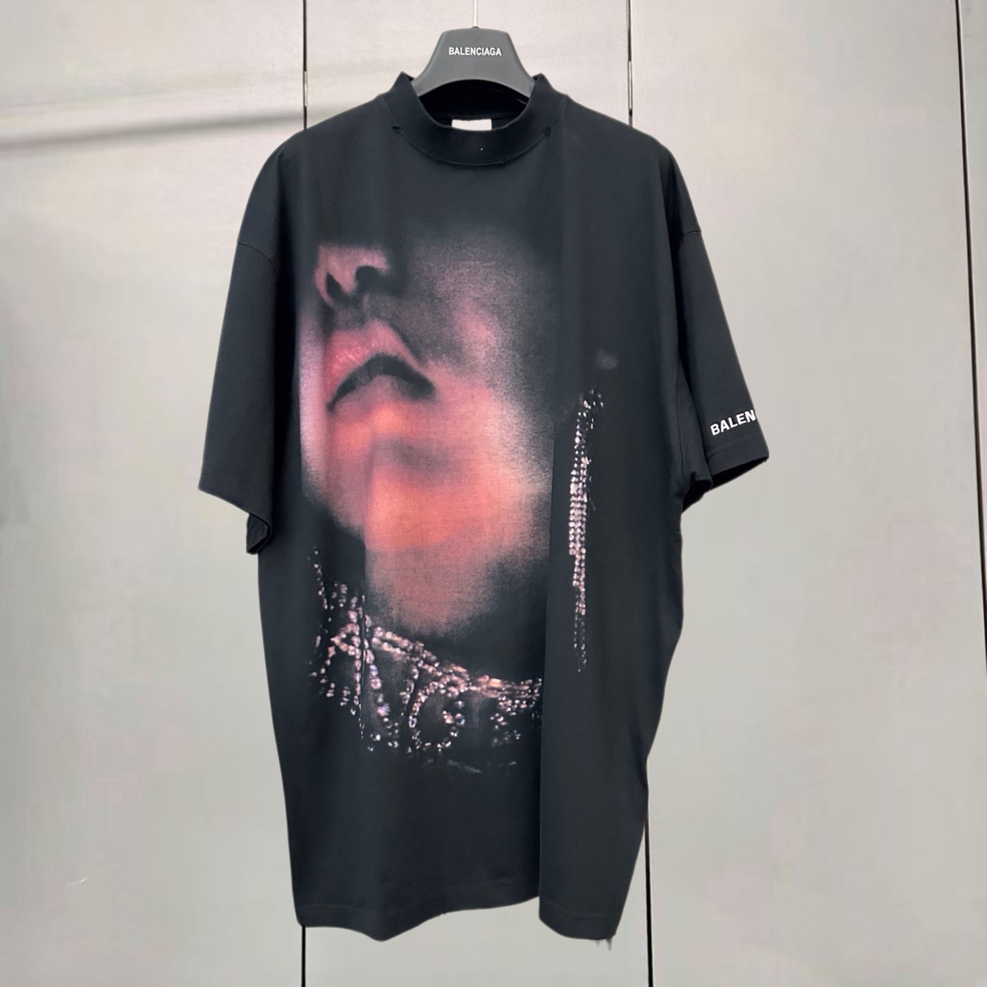 Balenciaga 巴黎世家 美剧亢奋联名款 直喷印花圆领短袖 T恤 圆领 夏季 黑色 A0 