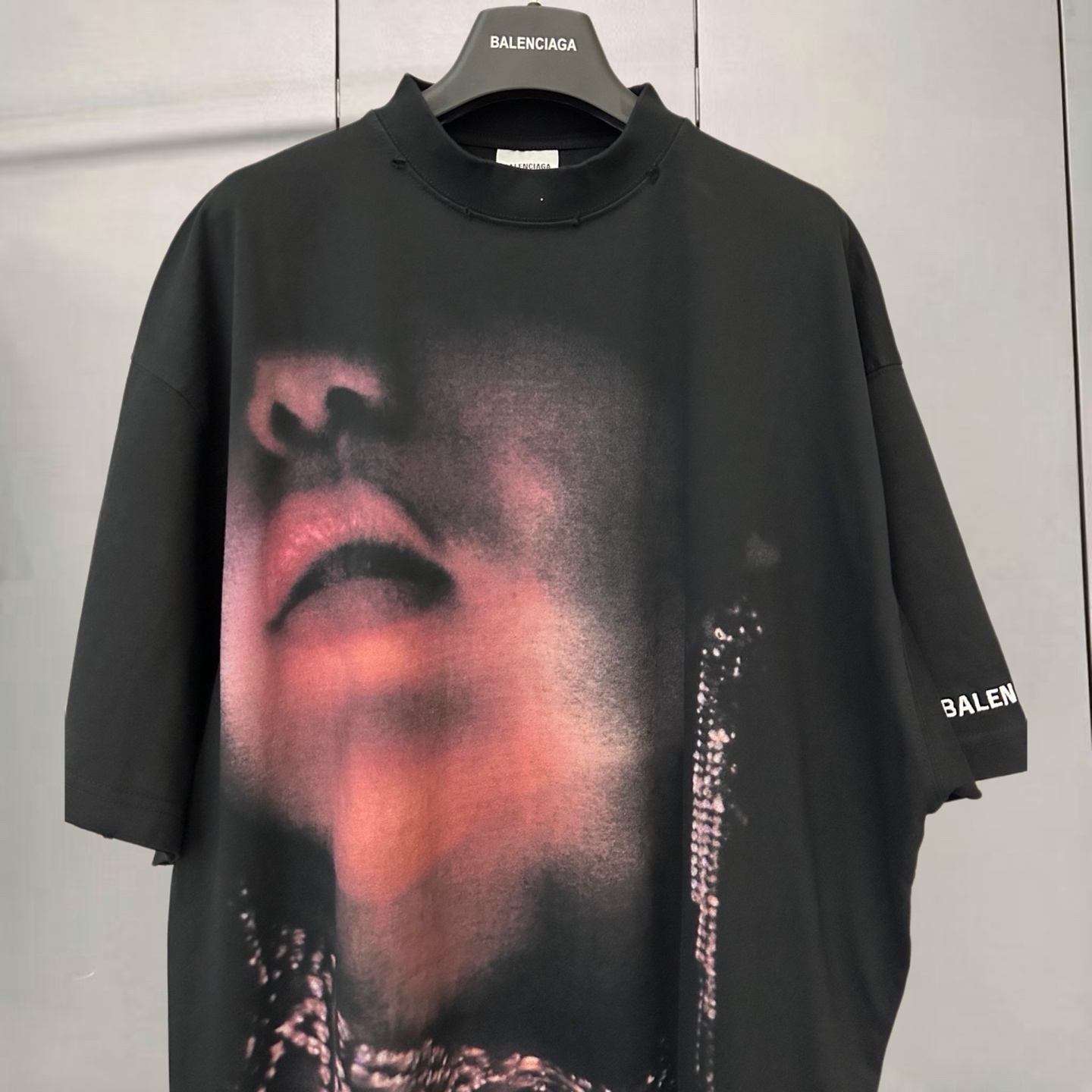 Balenciaga 巴黎世家 美剧亢奋联名款 直喷印花圆领短袖 T恤 圆领 夏季 黑色 A0 