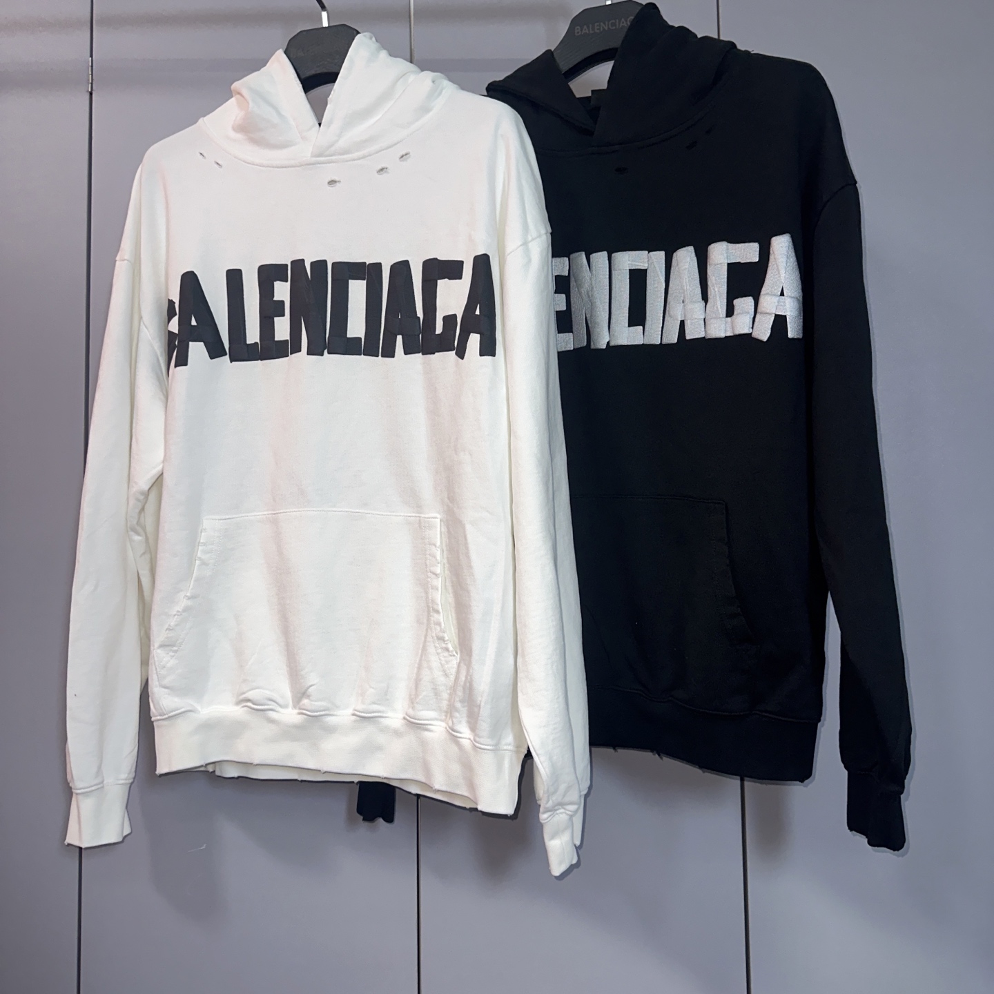 Balenciaga 巴黎世家 美纹纸胶带字母发泡印花连帽卫衣 连帽衫 外套 长袖 黑色 白色 B0 
