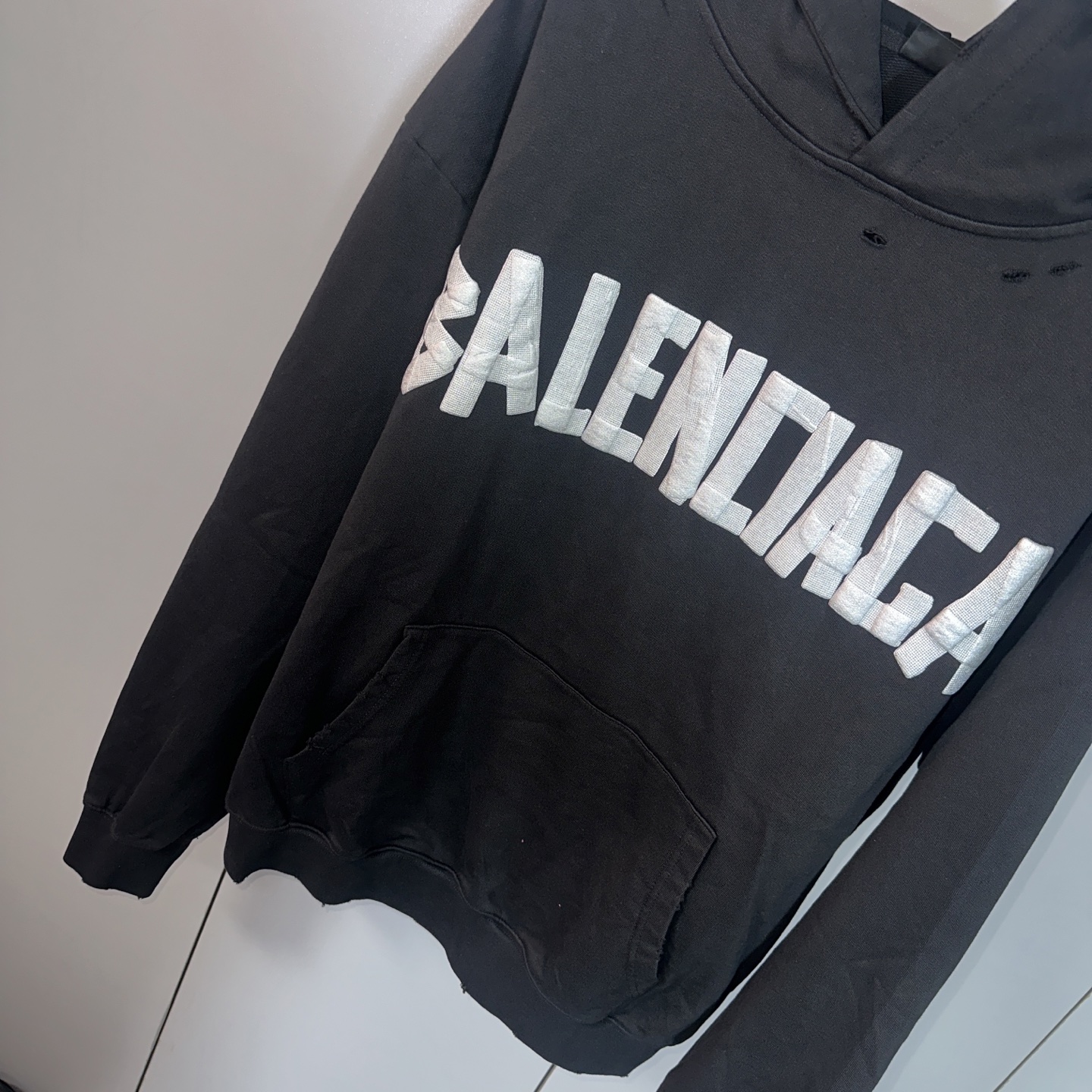 Balenciaga 巴黎世家 美纹纸胶带字母发泡印花连帽卫衣 连帽衫 外套 长袖 黑色 白色 B0