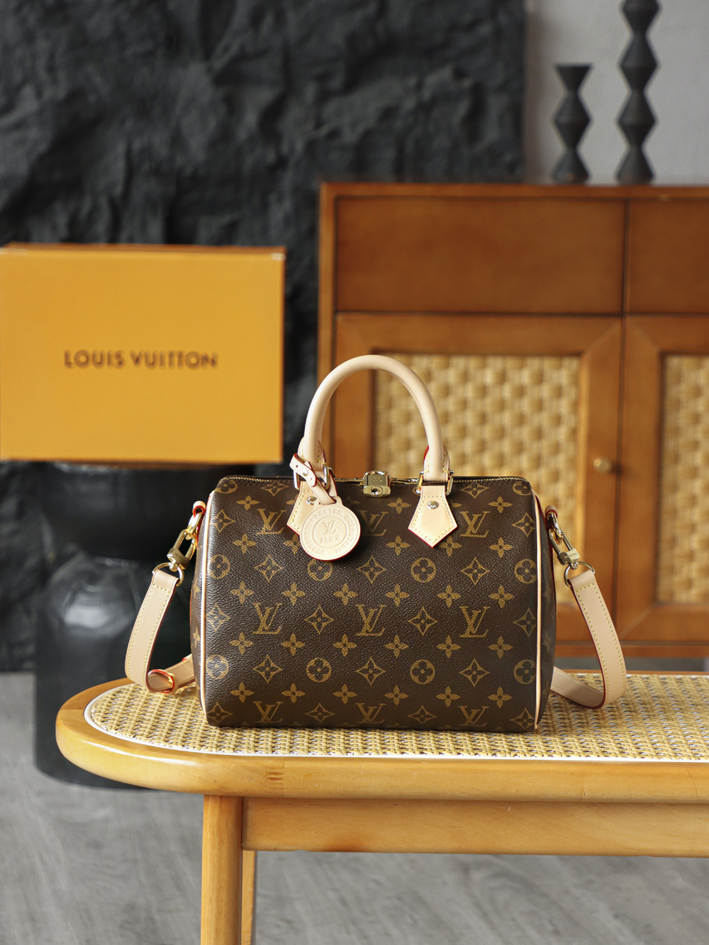 LOUIS VUITTON 𝐩𝐞𝐞𝐝𝐲 𝟐𝟓 NéoNoé Bucket Bag - Monogram Canvas with Gold-Tone Hardware - 1:1 Quality Edition   A0-M46977M41113