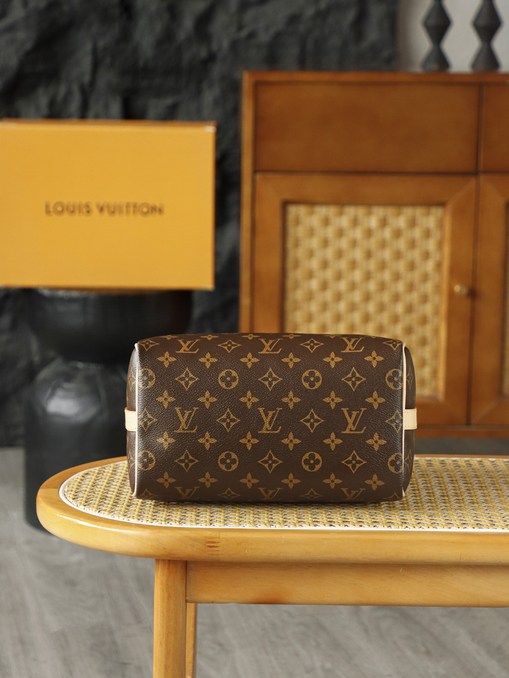 LOUIS VUITTON 𝐩𝐞𝐞𝐝𝐲 𝟐𝟓 NéoNoé Bucket Bag - Monogram Canvas with Gold-Tone Hardware - 1:1 Quality Edition   A0-M46977M41113