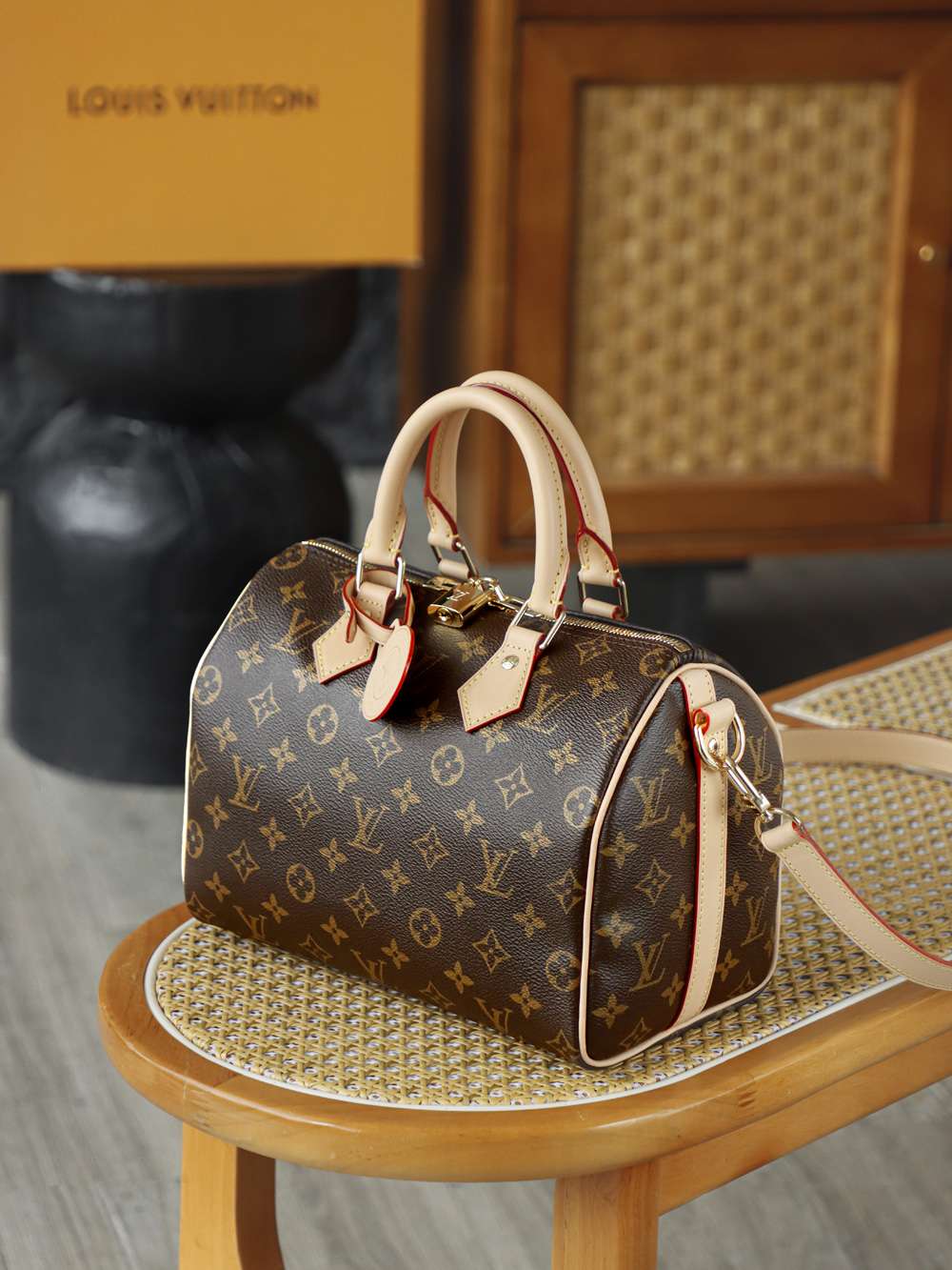 LOUIS VUITTON 𝐩𝐞𝐞𝐝𝐲 𝟐𝟓 NéoNoé Bucket Bag - Monogram Canvas with Gold-Tone Hardware - 1:1 Quality Edition   A0-M46977M41113