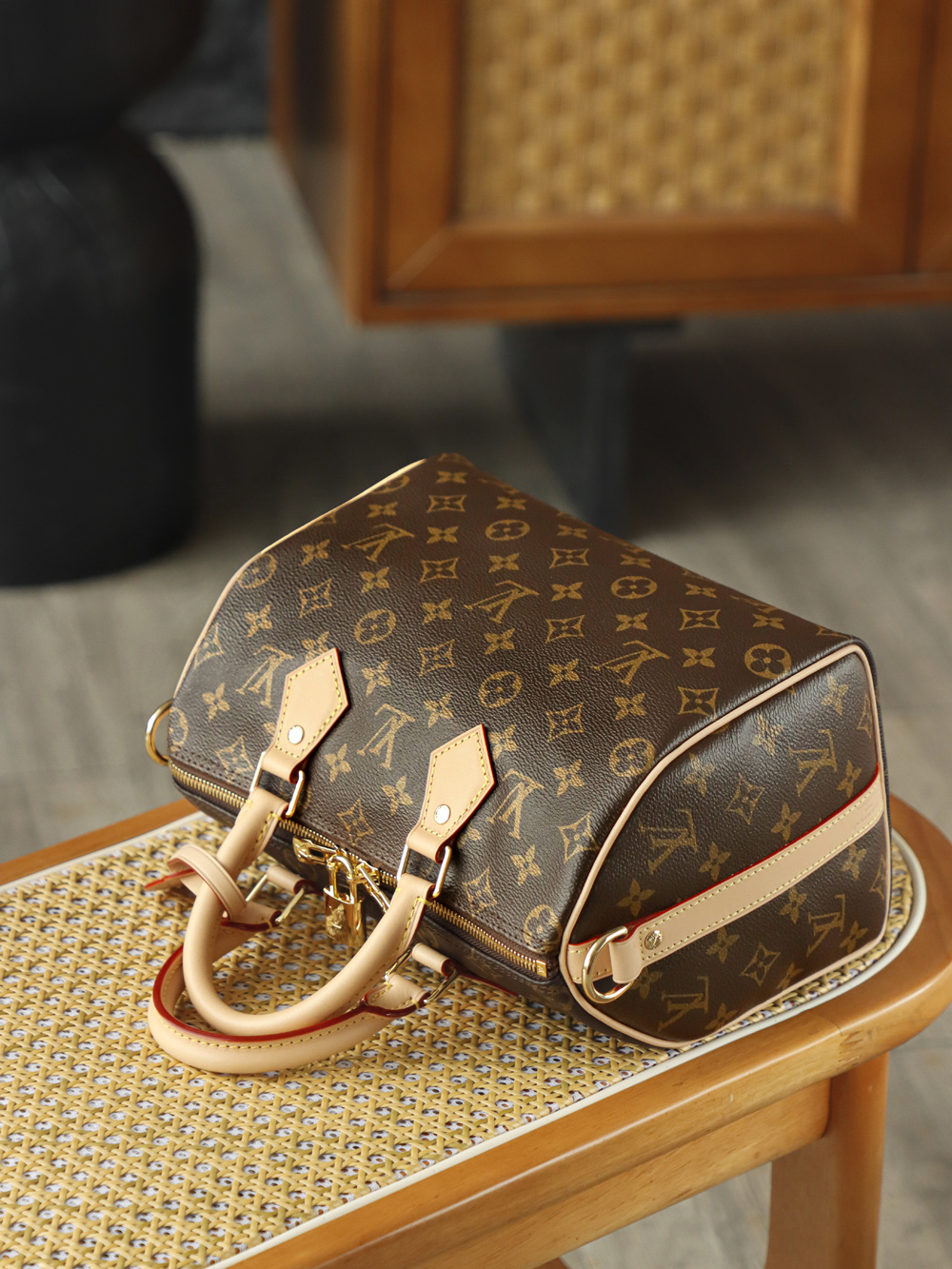 LOUIS VUITTON 𝐩𝐞𝐞𝐝𝐲 𝟐𝟓 NéoNoé Bucket Bag - Monogram Canvas with Gold-Tone Hardware - 1:1 Quality Edition   A0-M46977M41113