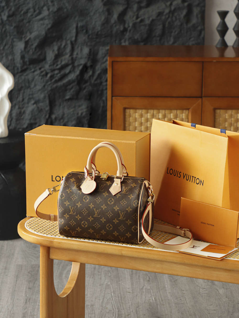 LOUIS VUITTON 𝐩𝐞𝐞𝐝𝐲 𝟐𝟓 NéoNoé Bucket Bag - Monogram Canvas with Gold-Tone Hardware - 1:1 Quality Edition   A0-M46977M41113