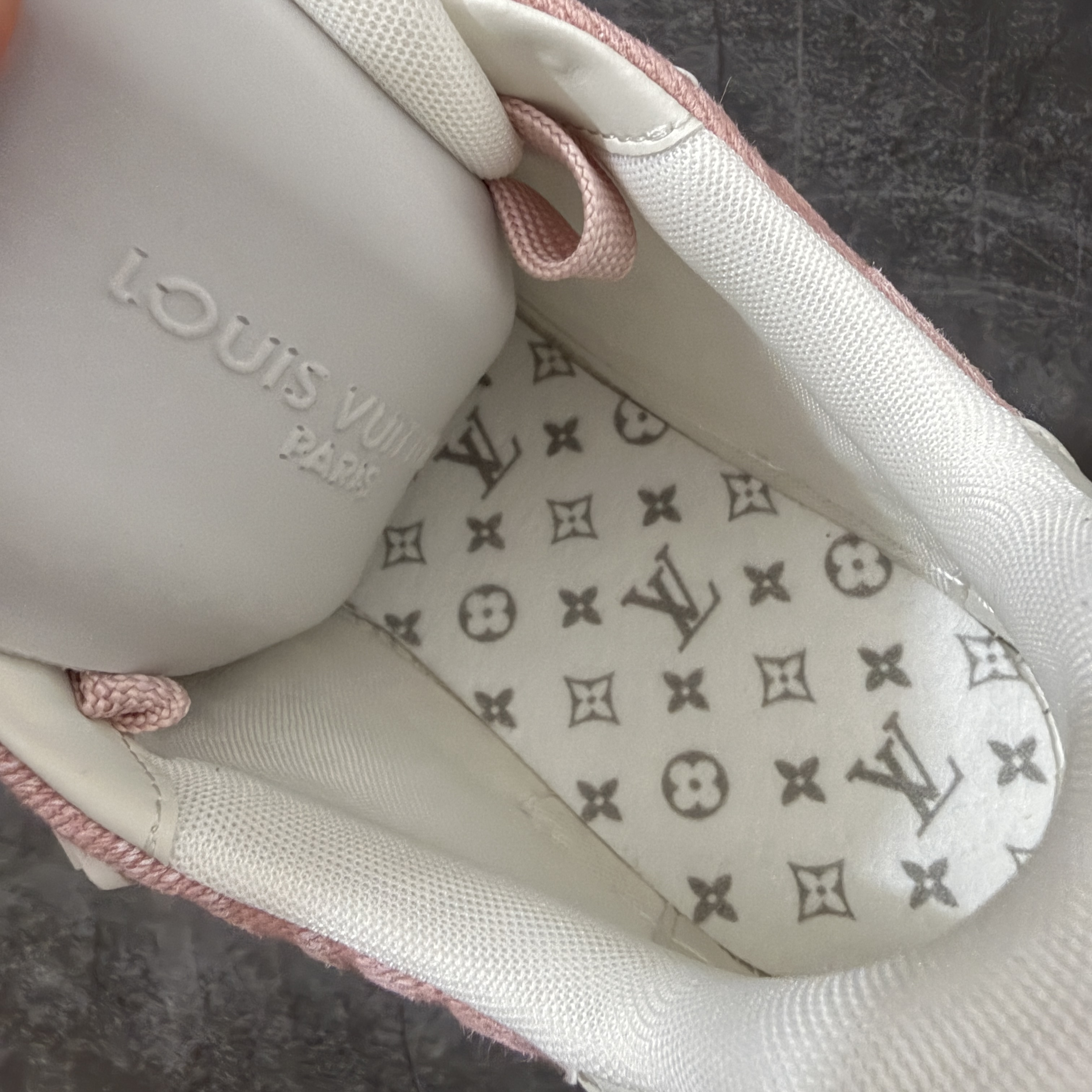 Louis Vuitton LV Trainer 路易威登 低筒 休闲鞋 板鞋 运动鞋 男鞋 女鞋 波鞋 粉色 1AKCFU