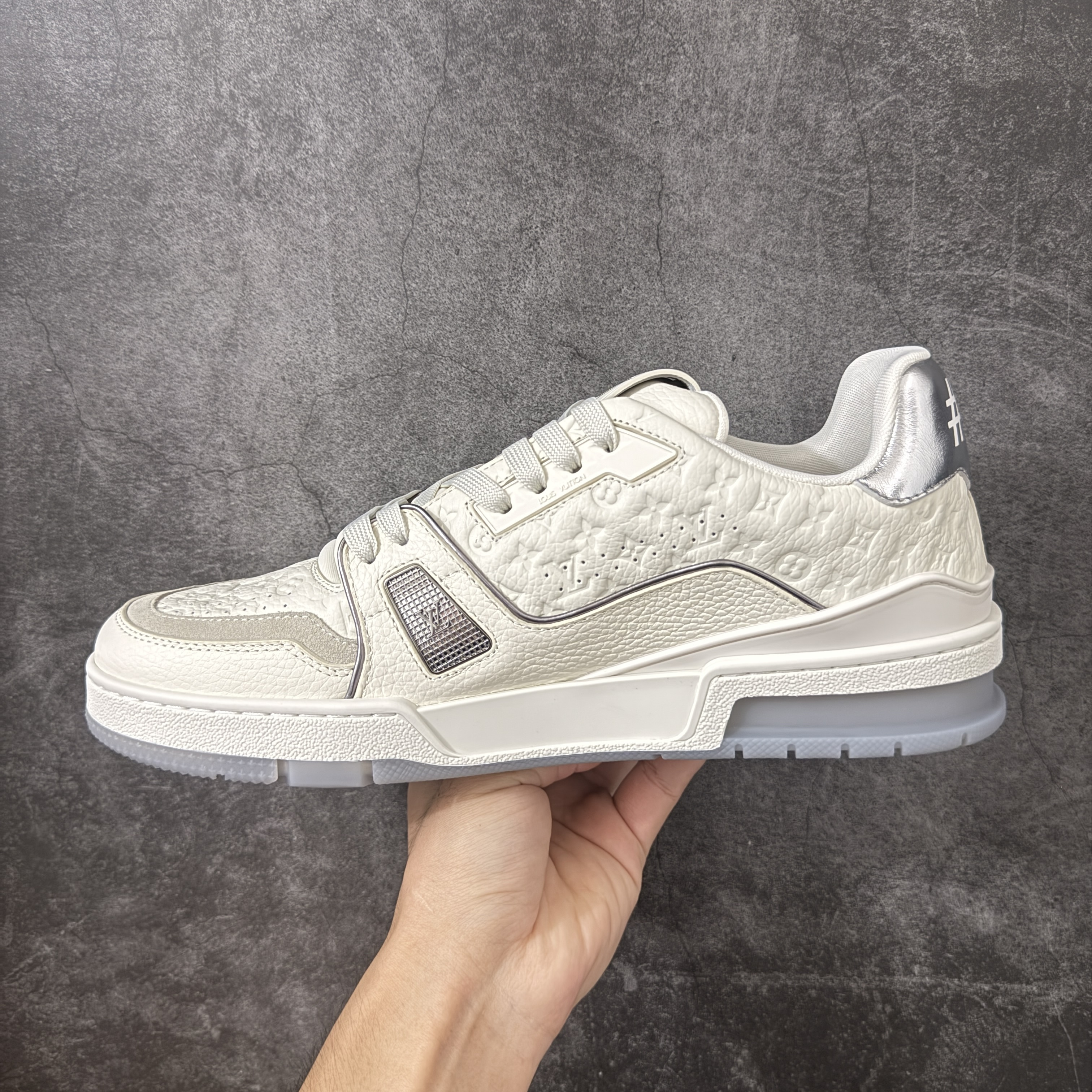 Louis Vuitton LV Trainer 路易威登 低筒 休闲鞋 板鞋 运动鞋 男鞋 女鞋 波鞋 米色拼灰色 1AKCFU