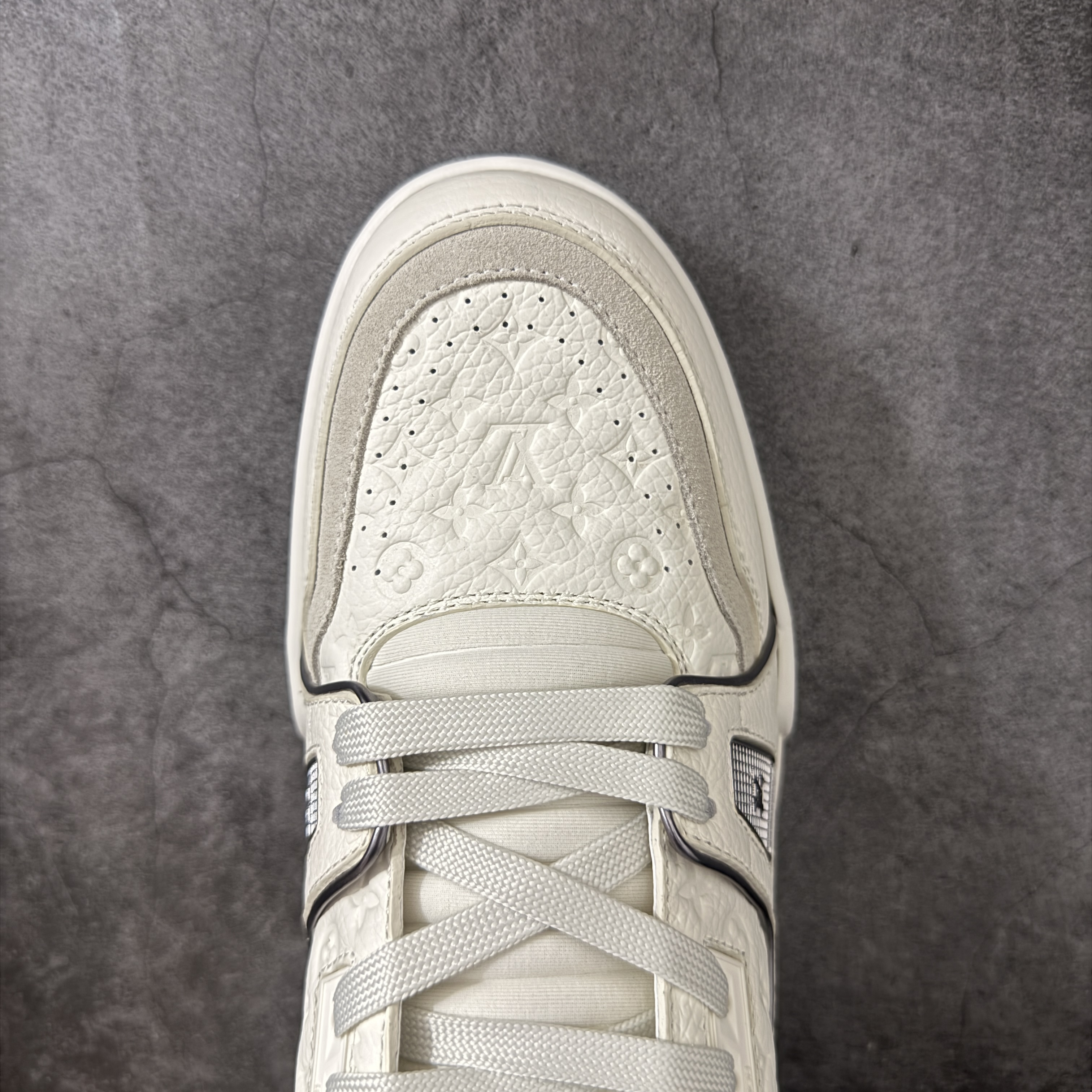 Louis Vuitton LV Trainer 路易威登 低筒 休闲鞋 板鞋 运动鞋 男鞋 女鞋 波鞋 米色拼灰色 1AKCFU