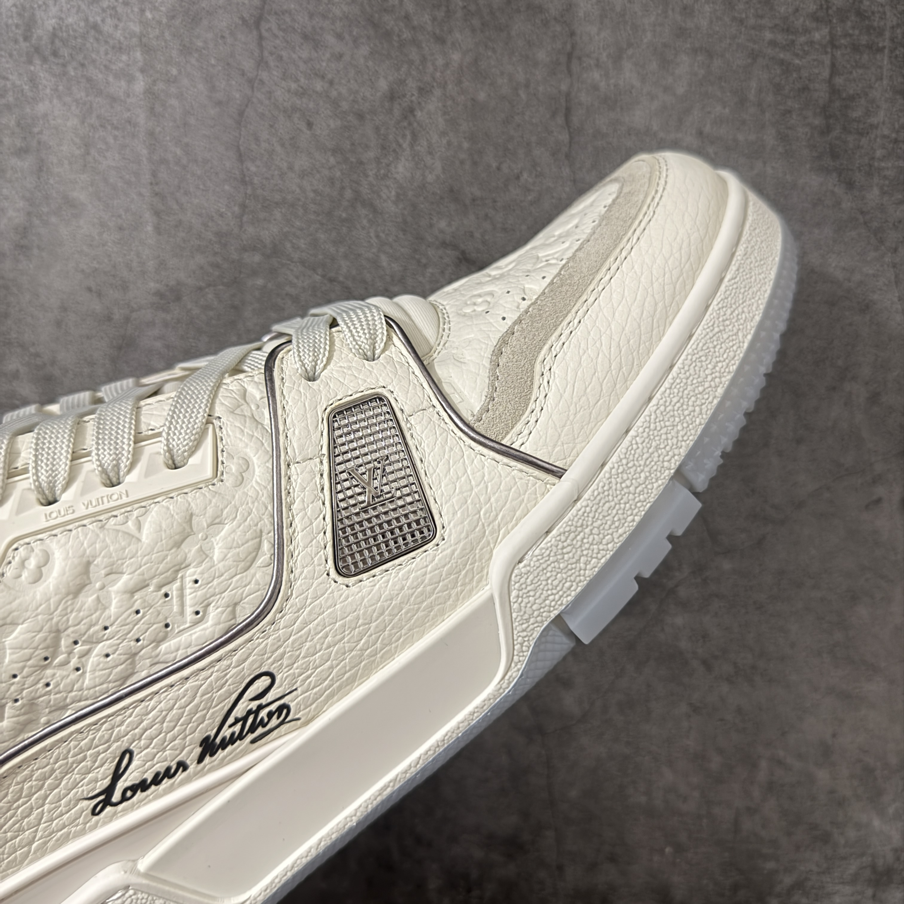Louis Vuitton LV Trainer 路易威登 低筒 休闲鞋 板鞋 运动鞋 男鞋 女鞋 波鞋 米色拼灰色 1AKCFU