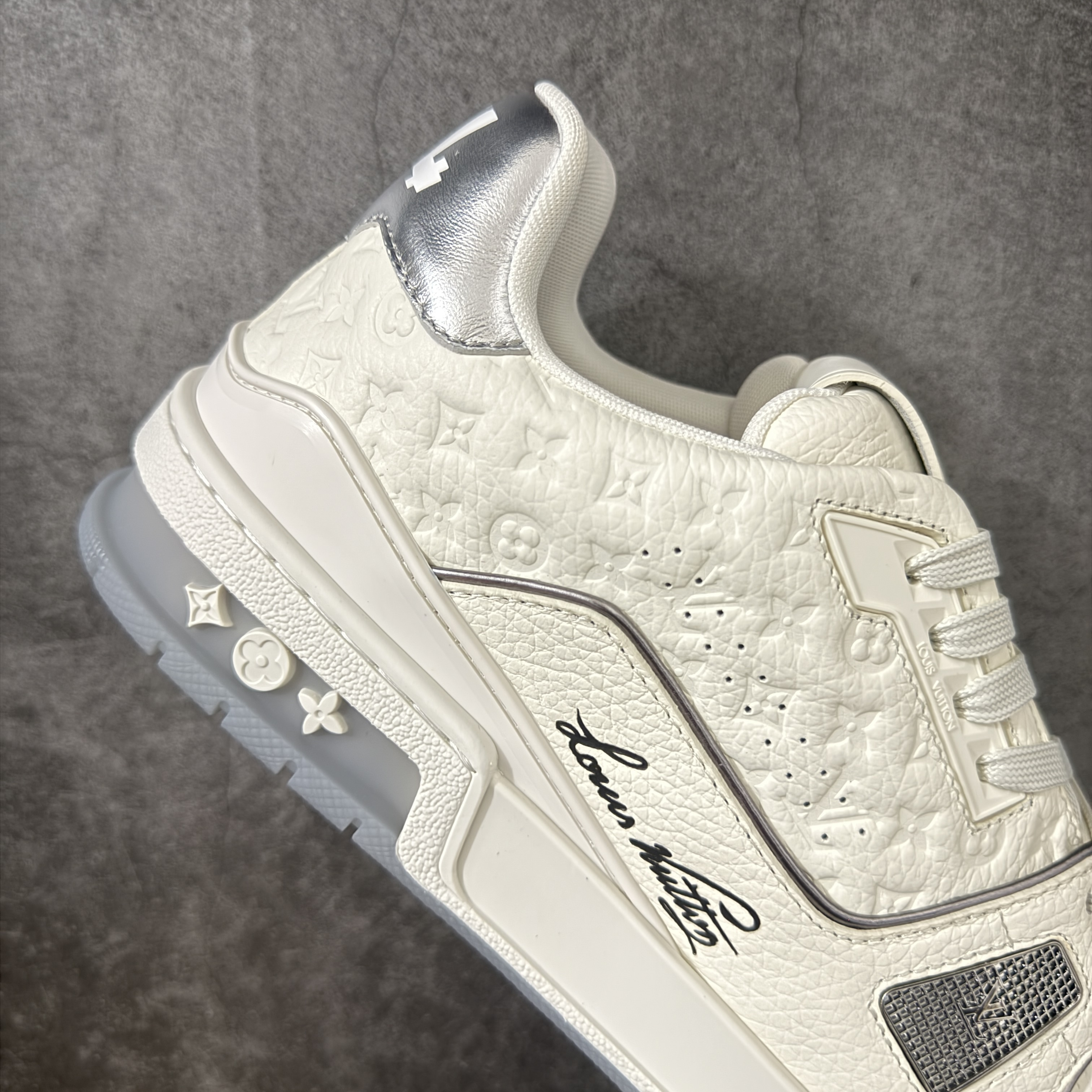 Louis Vuitton LV Trainer 路易威登 低筒 休闲鞋 板鞋 运动鞋 男鞋 女鞋 波鞋 米色拼灰色 1AKCFU
