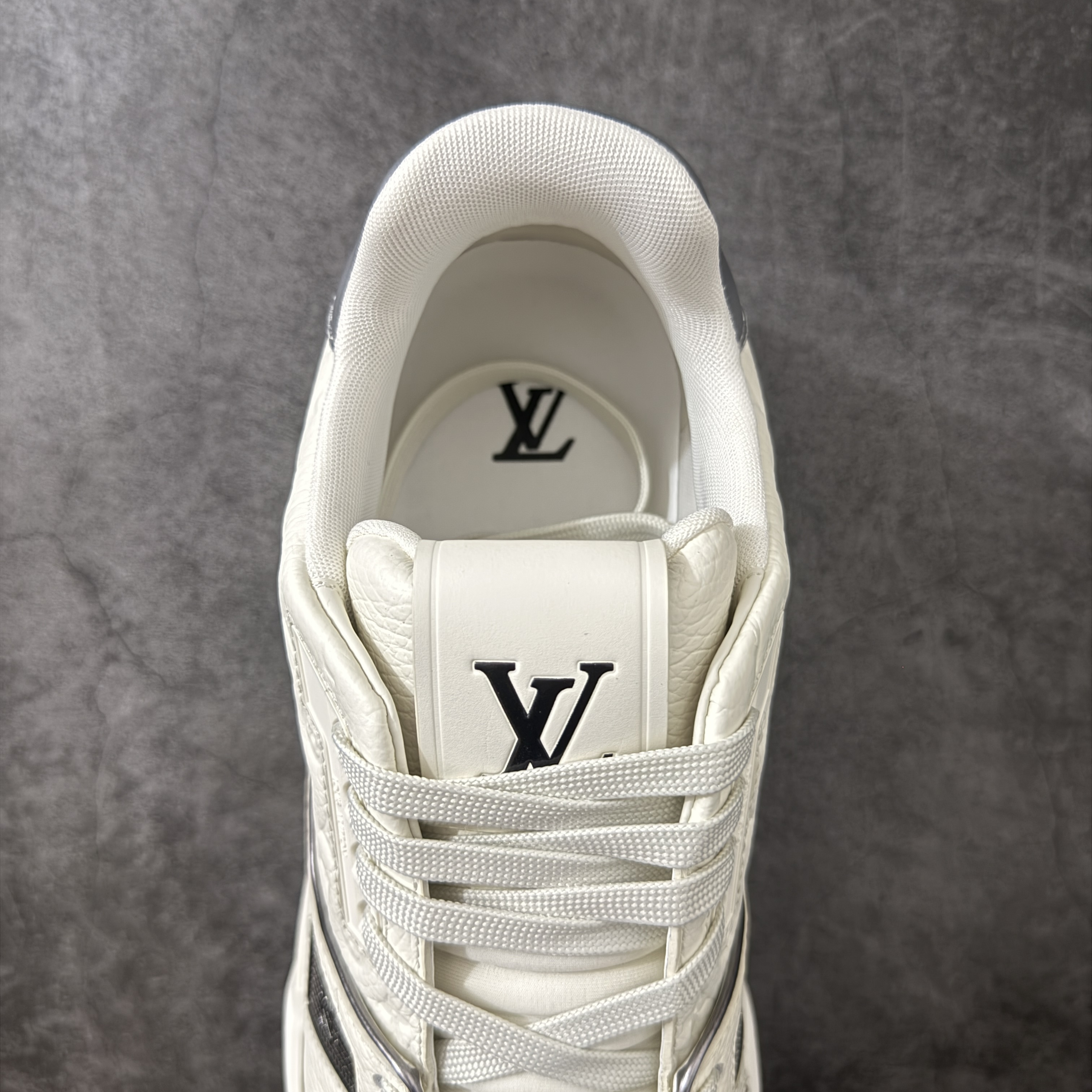 Louis Vuitton LV Trainer 路易威登 低筒 休闲鞋 板鞋 运动鞋 男鞋 女鞋 波鞋 米色拼灰色 1AKCFU
