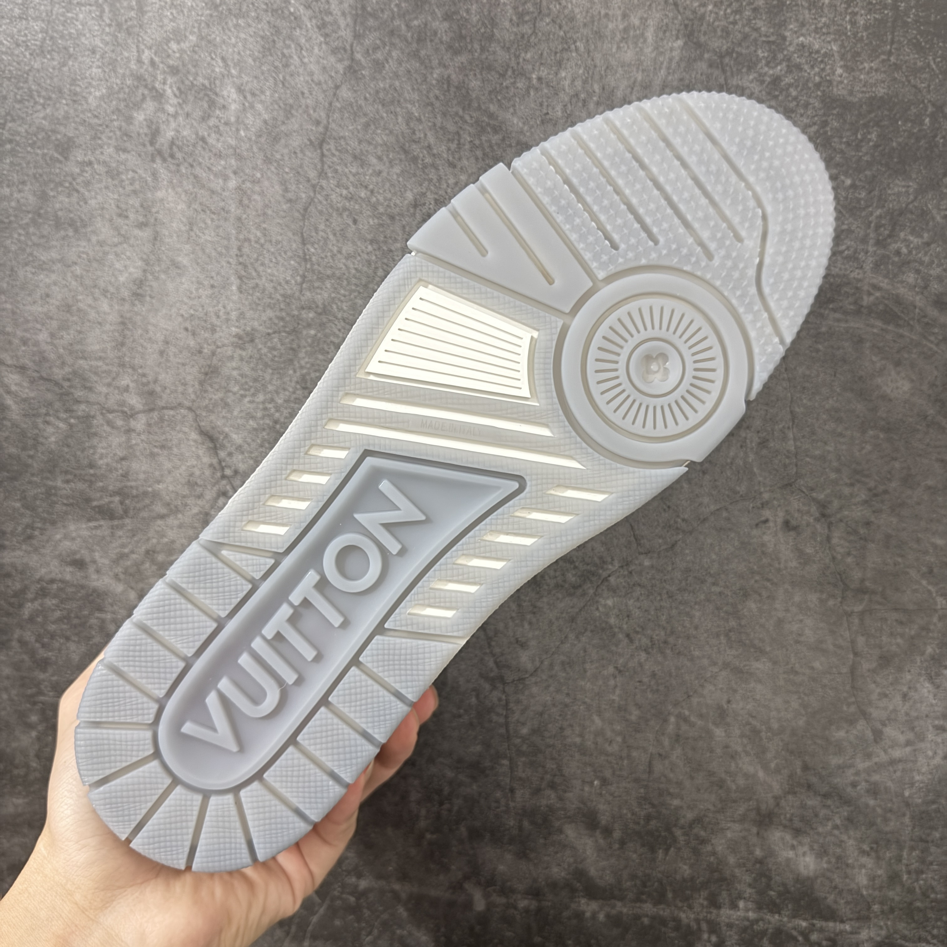 Louis Vuitton LV Trainer 路易威登 低筒 休闲鞋 板鞋 运动鞋 男鞋 女鞋 波鞋 米色拼灰色 1AKCFU