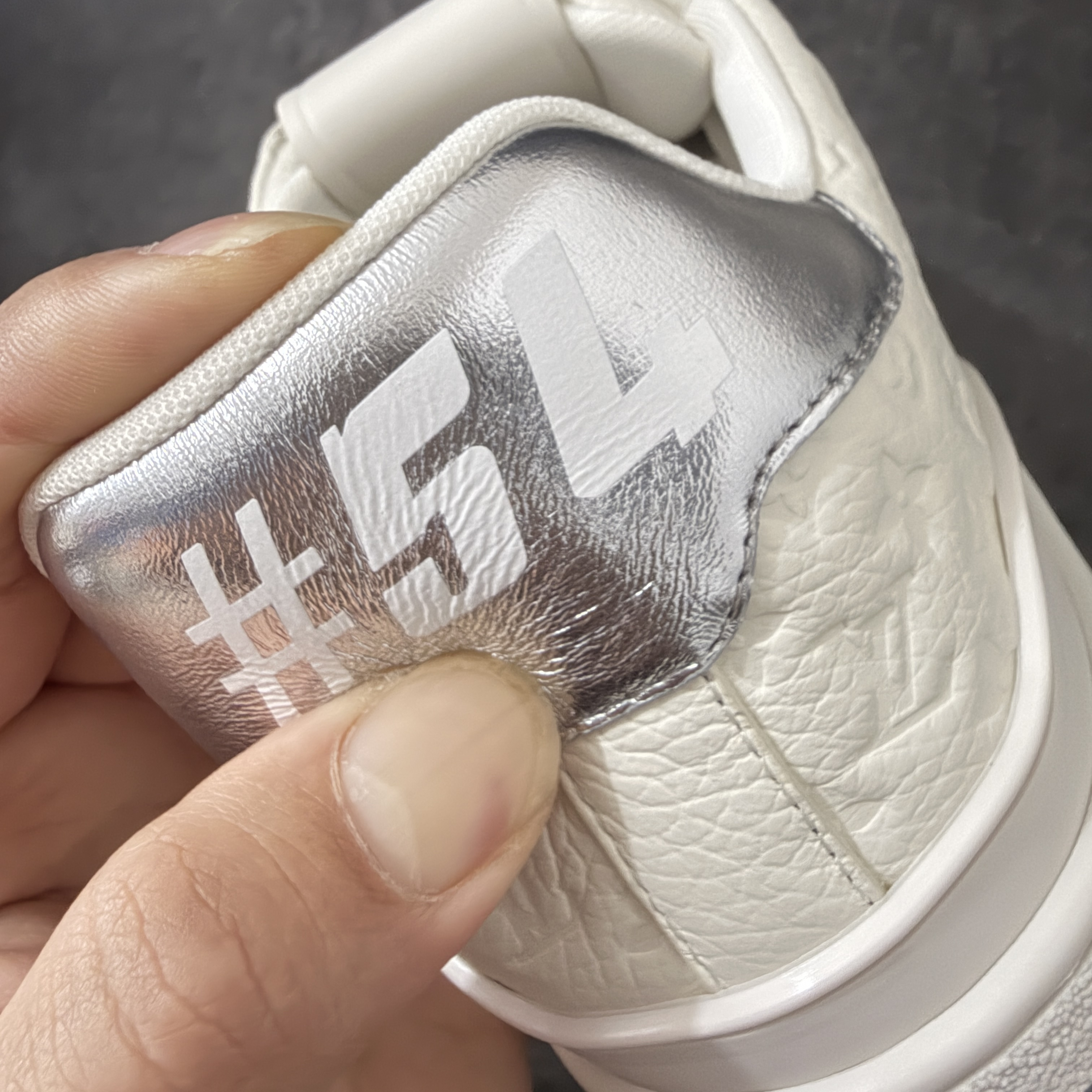 Louis Vuitton LV Trainer 路易威登 低筒 休闲鞋 板鞋 运动鞋 男鞋 女鞋 波鞋 米色拼灰色 1AKCFU