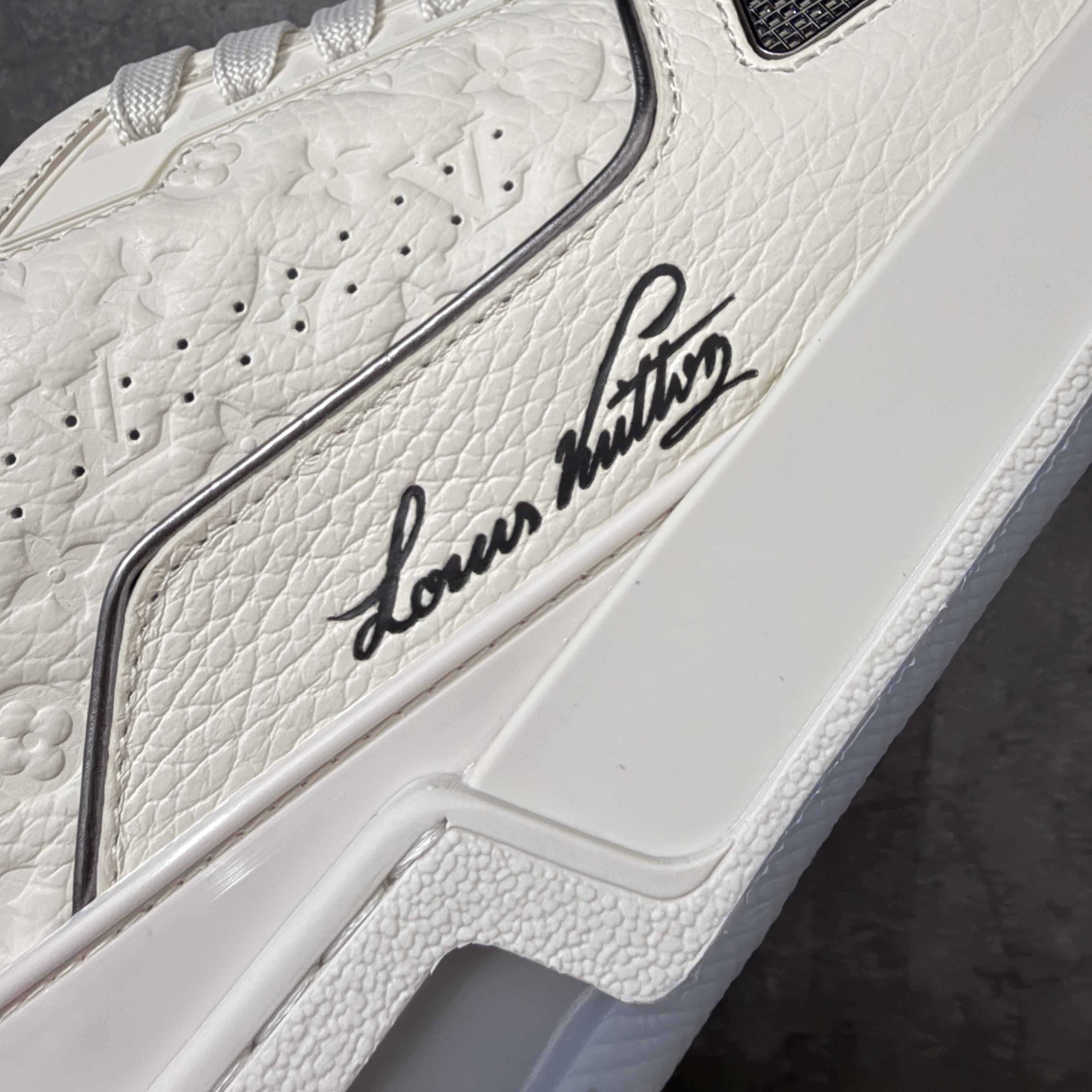 Louis Vuitton LV Trainer 路易威登 低筒 休闲鞋 板鞋 运动鞋 男鞋 女鞋 波鞋 米色拼灰色 1AKCFU