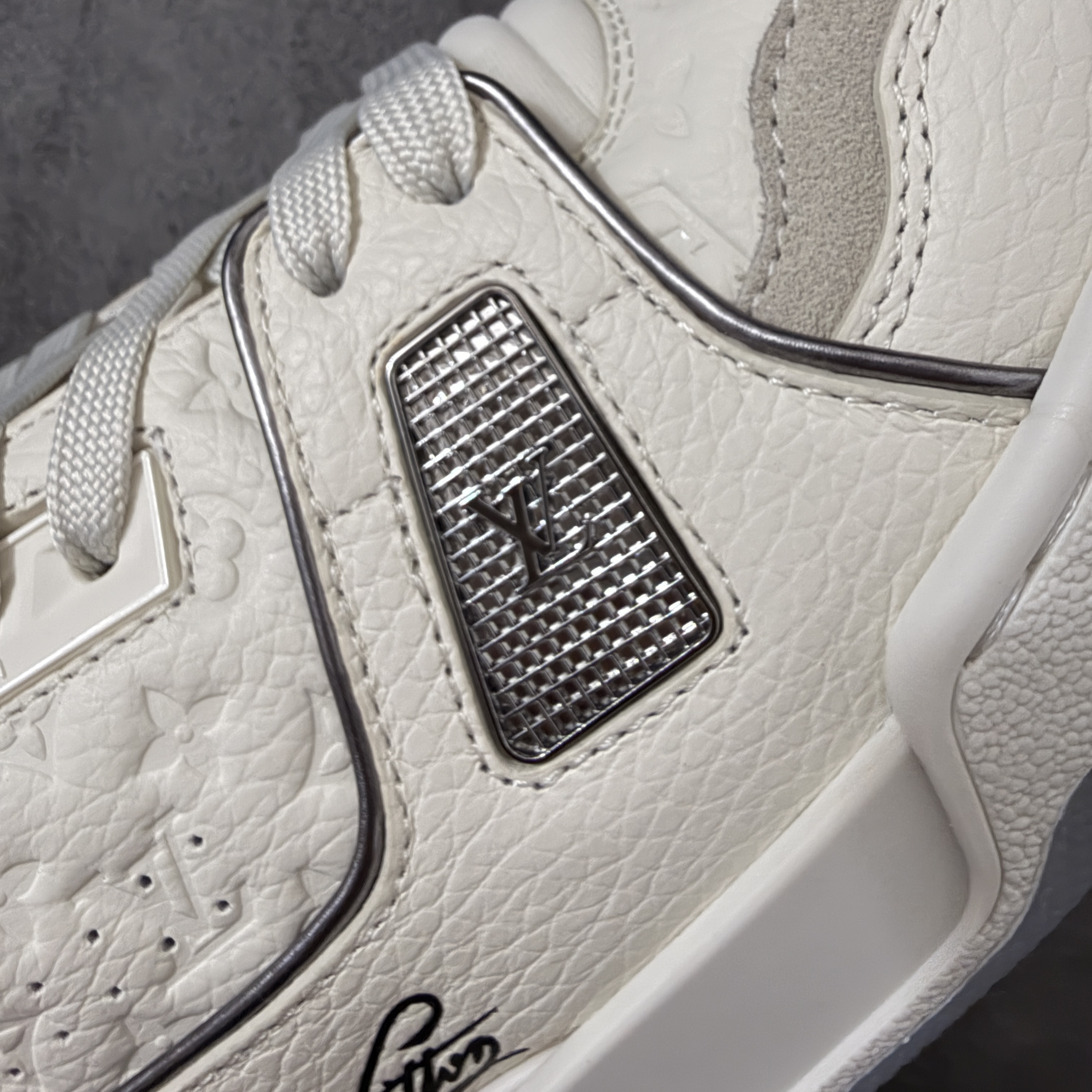 Louis Vuitton LV Trainer 路易威登 低筒 休闲鞋 板鞋 运动鞋 男鞋 女鞋 波鞋 米色拼灰色 1AKCFU