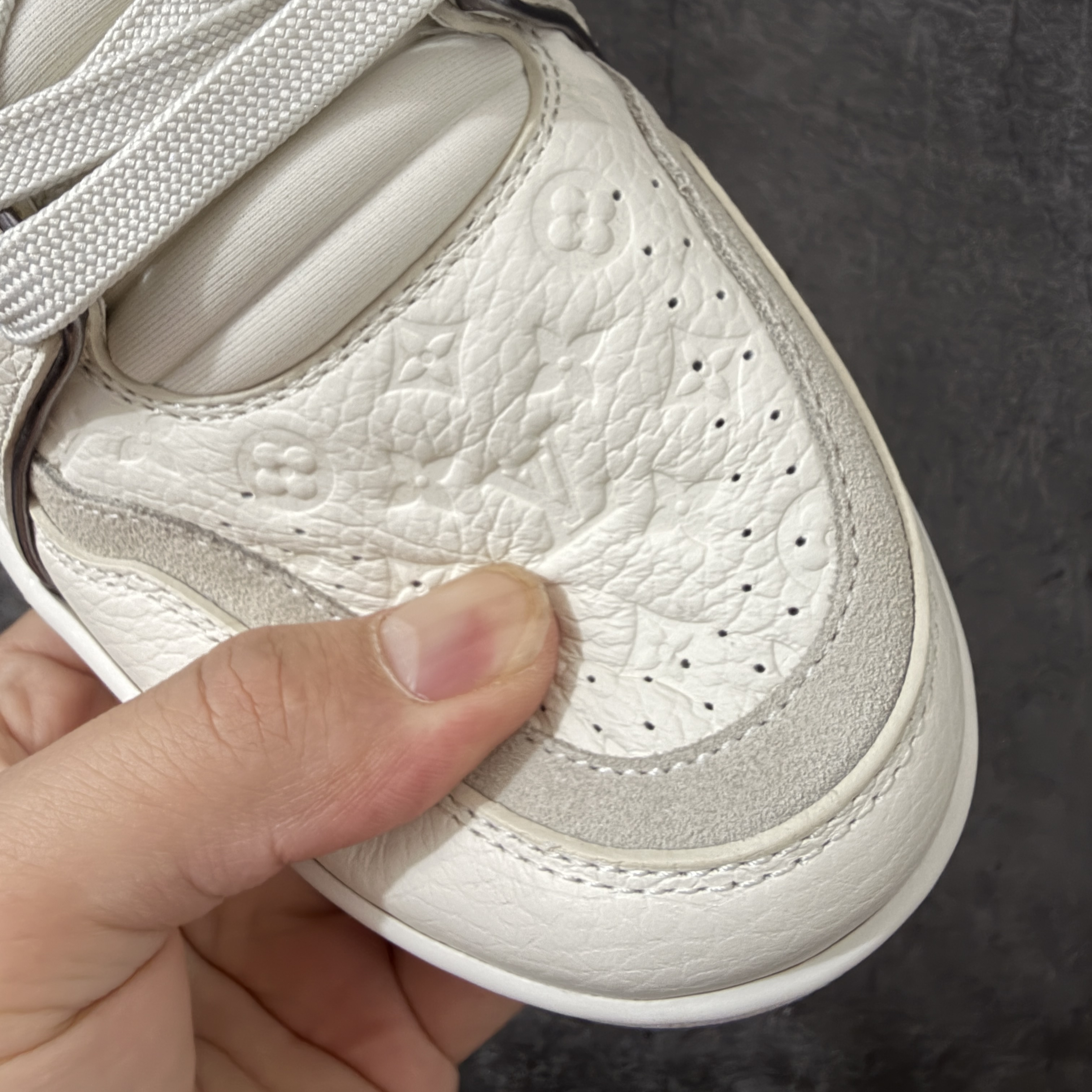 Louis Vuitton LV Trainer 路易威登 低筒 休闲鞋 板鞋 运动鞋 男鞋 女鞋 波鞋 米色拼灰色 1AKCFU
