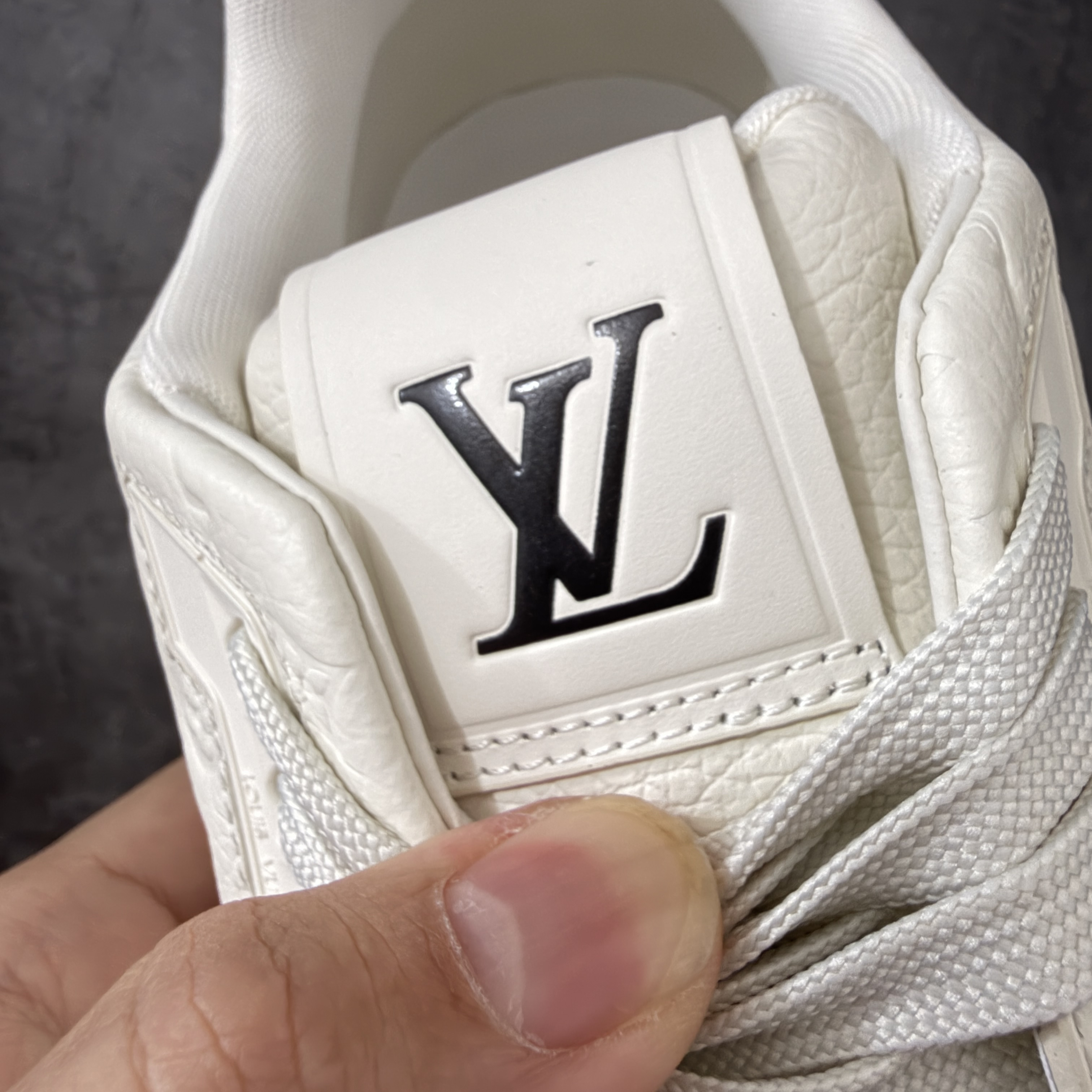 Louis Vuitton LV Trainer 路易威登 低筒 休闲鞋 板鞋 运动鞋 男鞋 女鞋 波鞋 米色拼灰色 1AKCFU