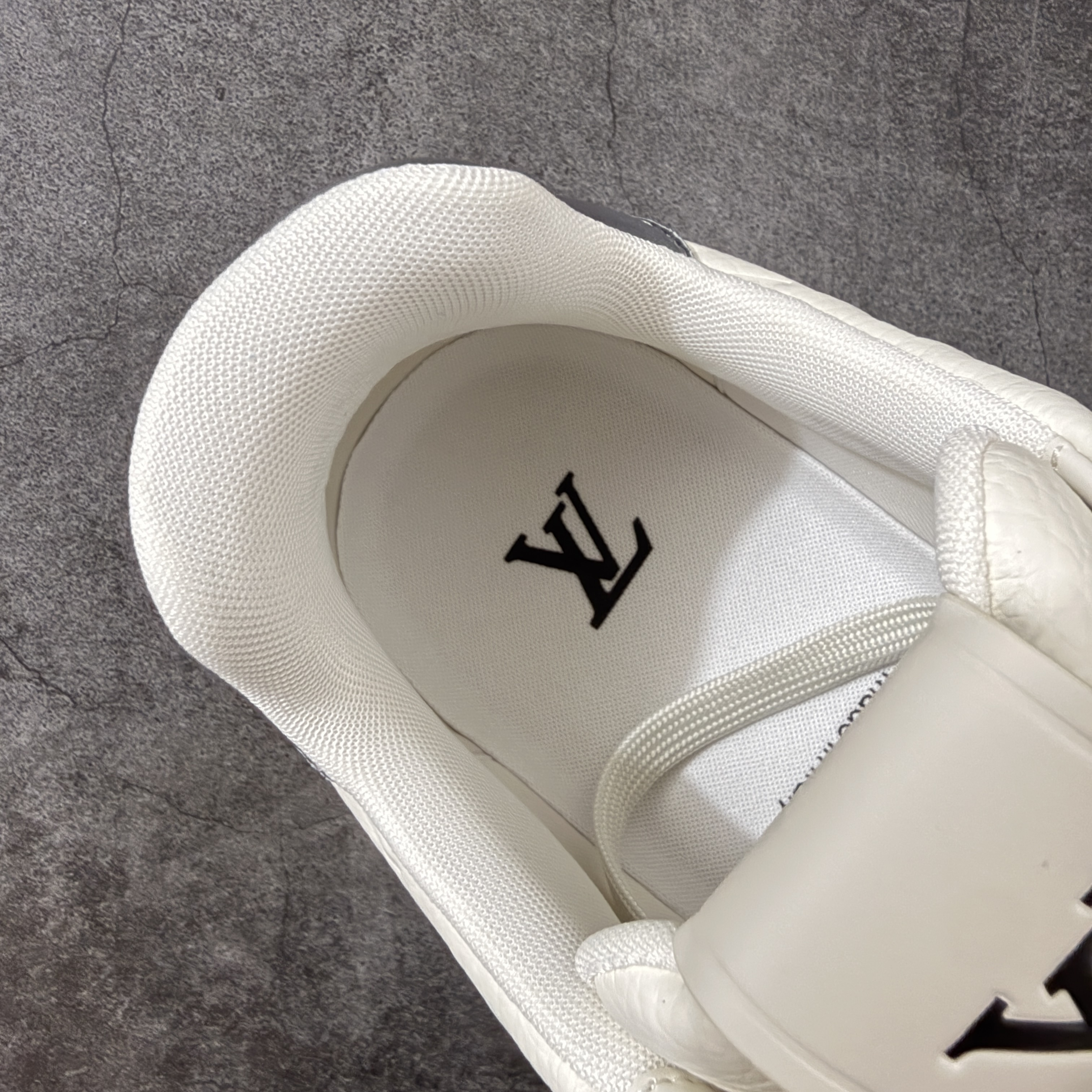 Louis Vuitton LV Trainer 路易威登 低筒 休闲鞋 板鞋 运动鞋 男鞋 女鞋 波鞋 米色拼灰色 1AKCFU